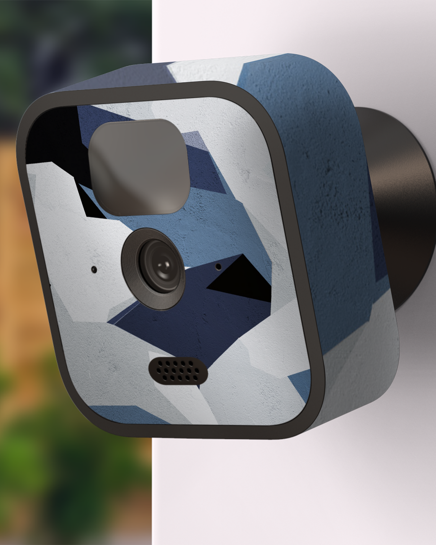 Geometric Camo Blue Kamera Aufkleber Blink Outdoor (2020) an Außenwand angebracht