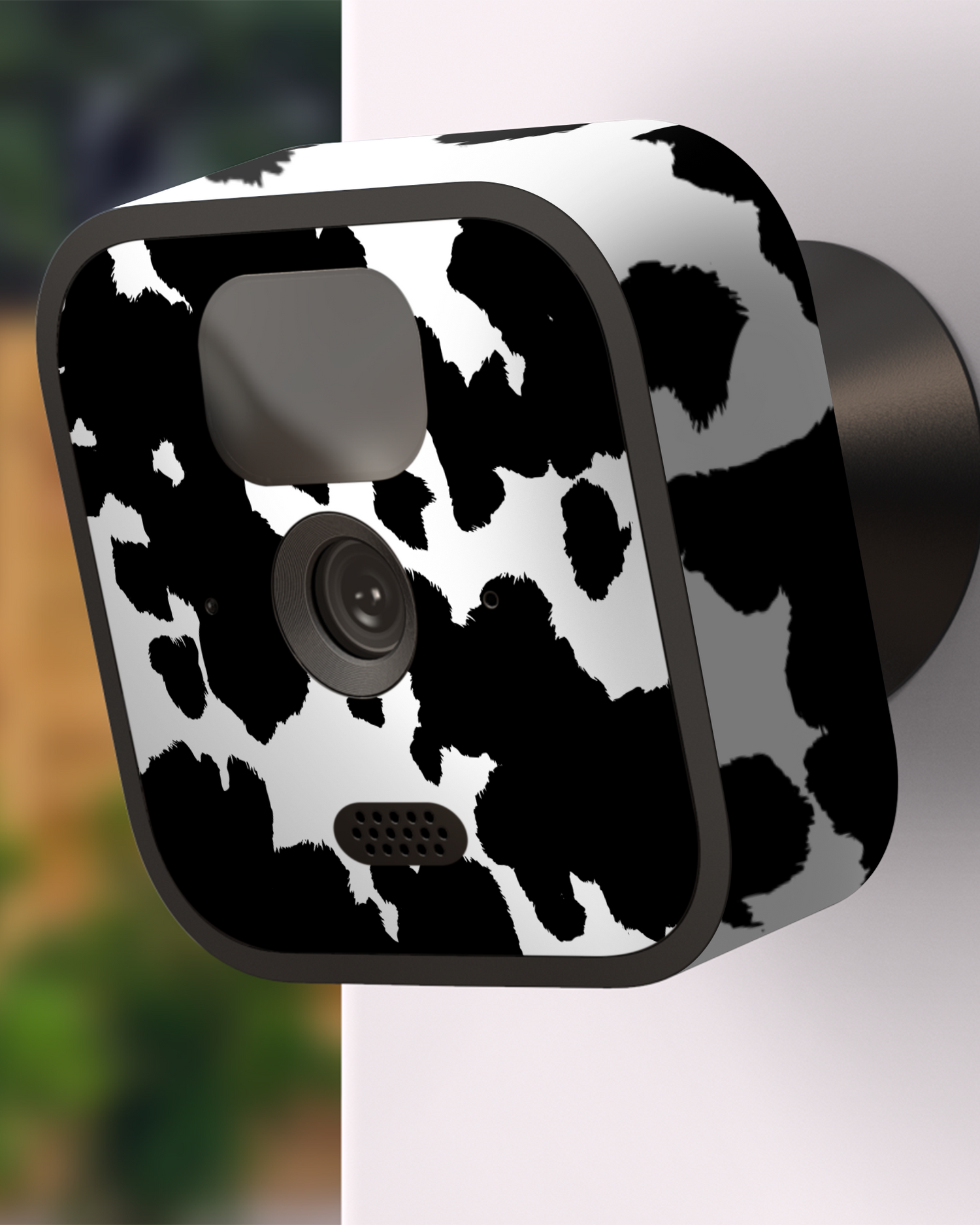Cow Print Kamera Aufkleber Blink Outdoor (2020) an Außenwand angebracht