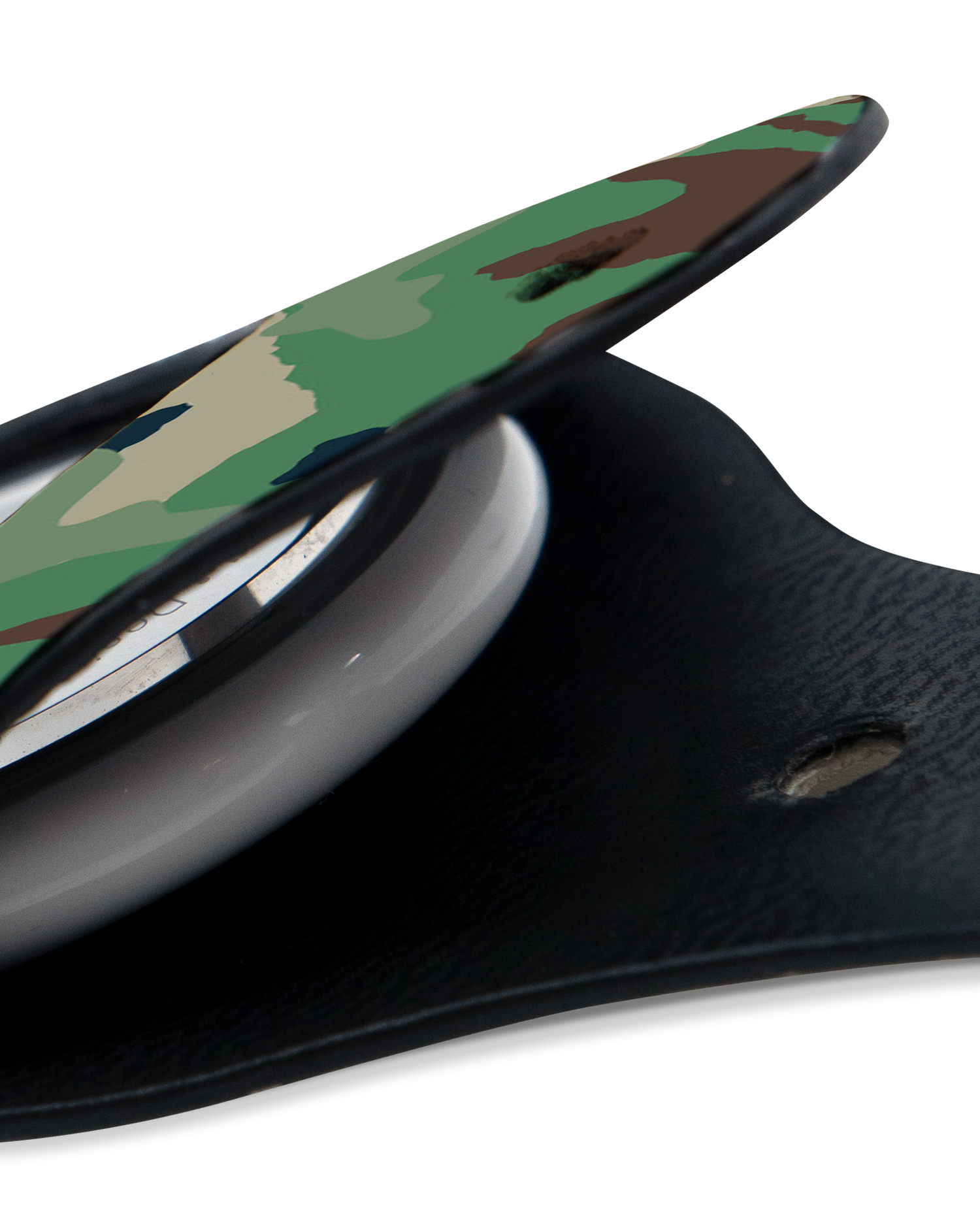 Close-Up: AirTag Anhänger mit Green and Brown Camo Design