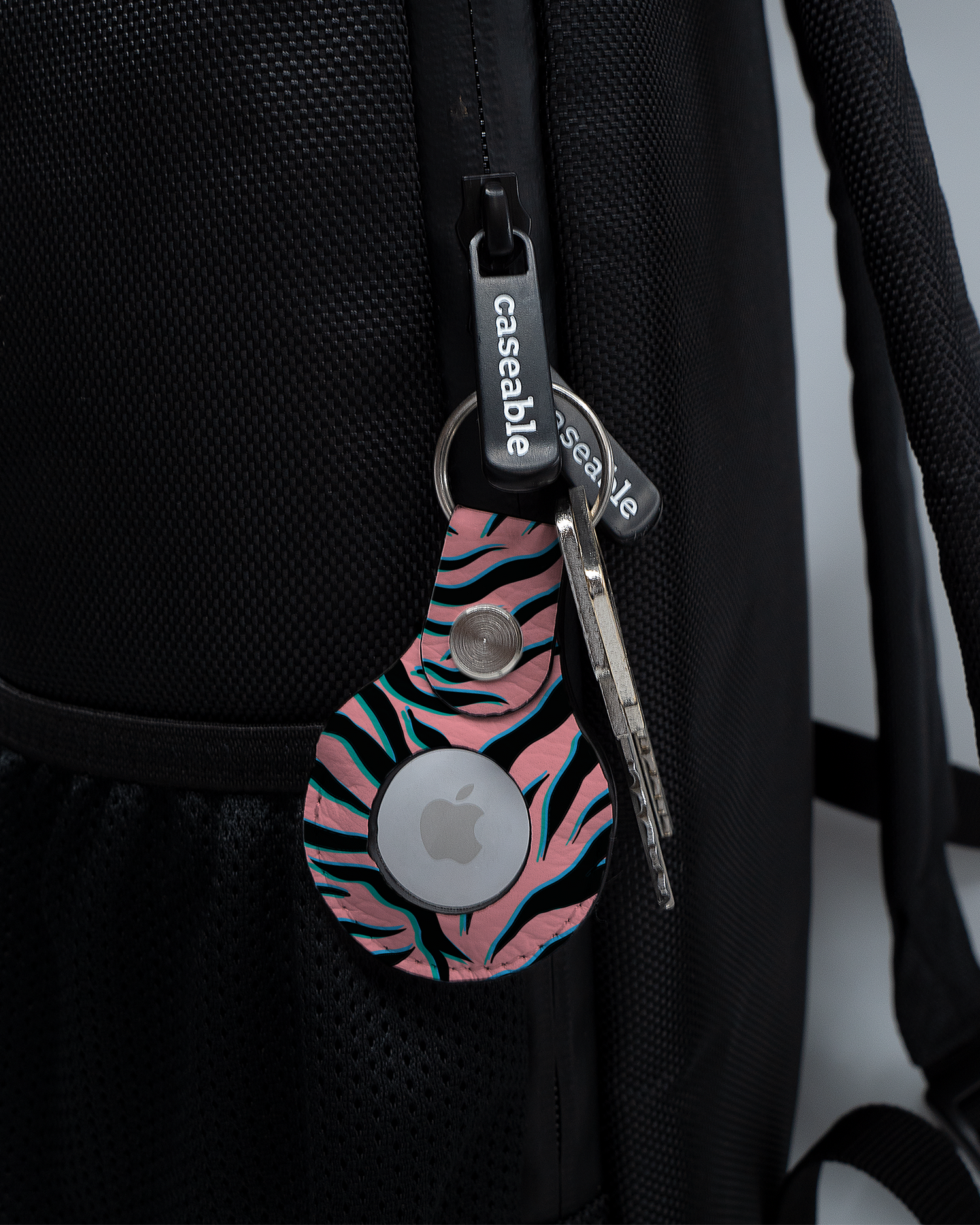 AirTag Anhänger mit Motiv Pink Zebra an einem Rucksack agebracht
