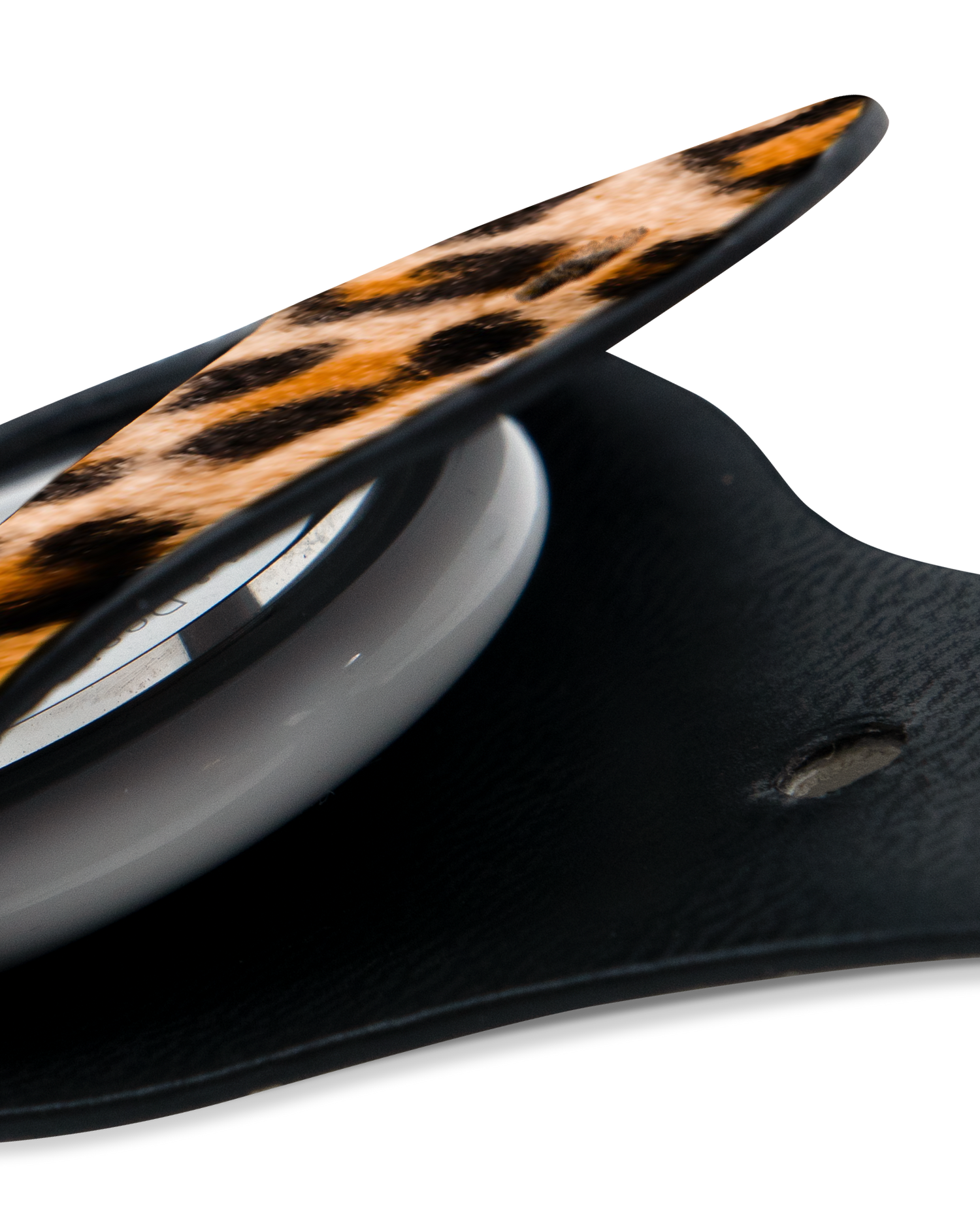 Close-Up: AirTag Anhänger mit Leopard Pattern Design