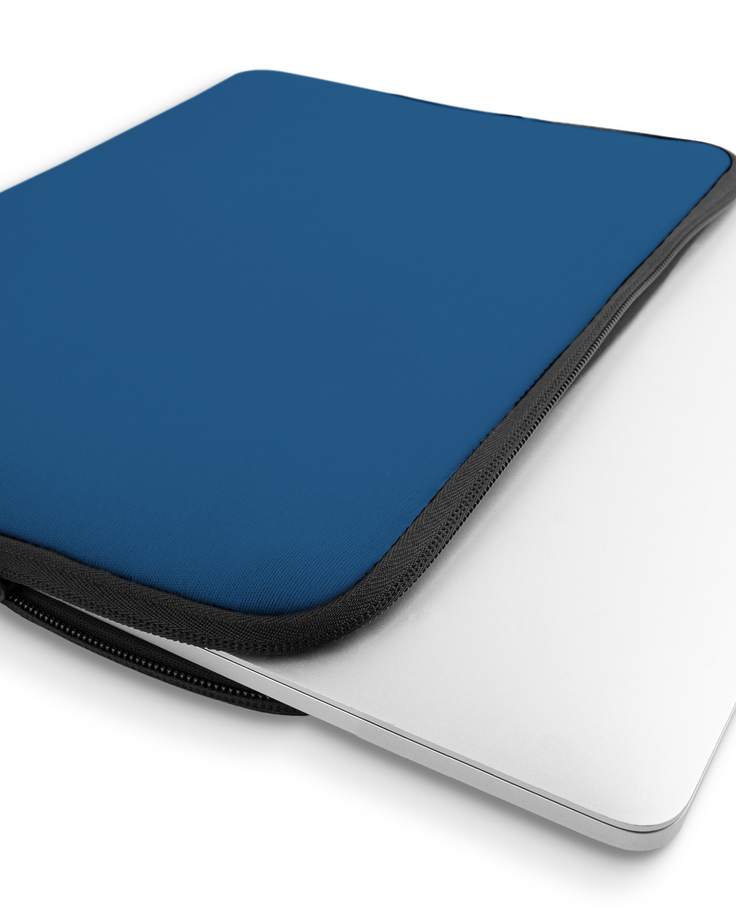 CLASSIC BLUE Laptophülle 16 Zoll mit Gerät im Inneren