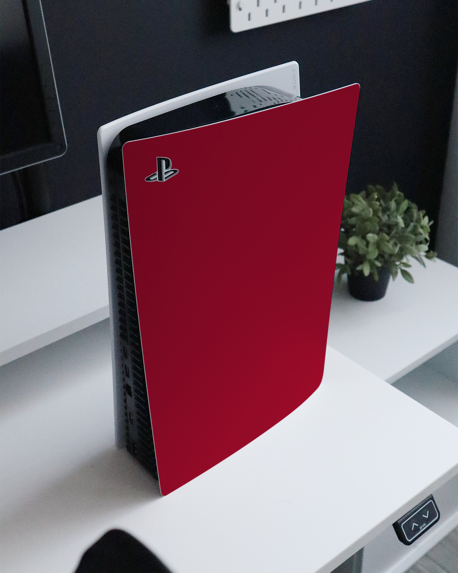 RED Konsolen Aufkleber für Sony PlayStation 5 Digital Edition auf einem Sideboard