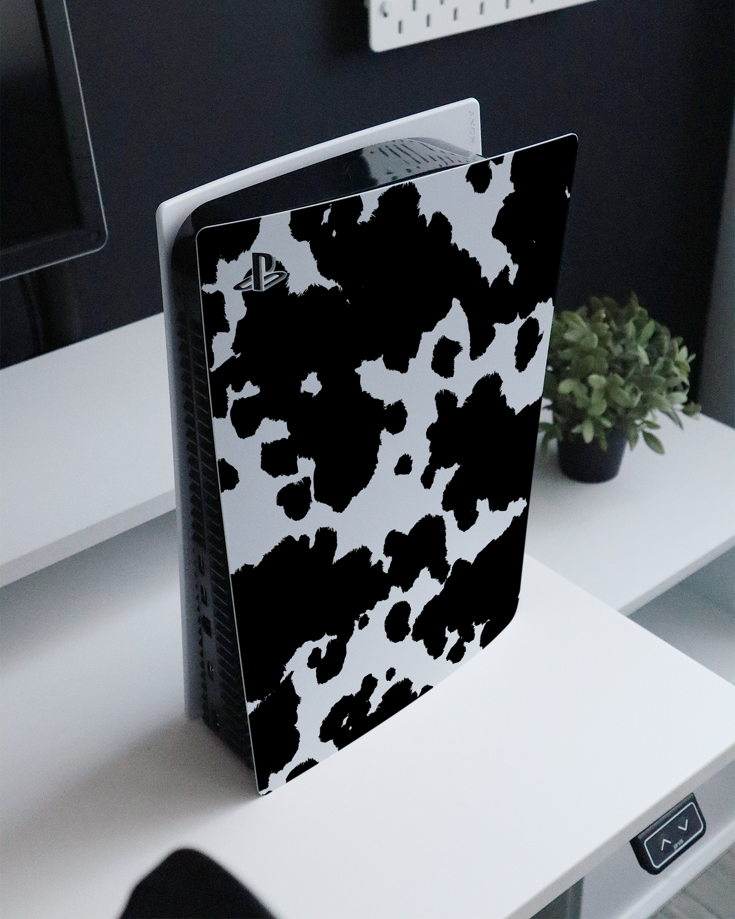 Cow Print Konsolen Aufkleber für Sony PlayStation 5 Digital Edition auf einem Sideboard