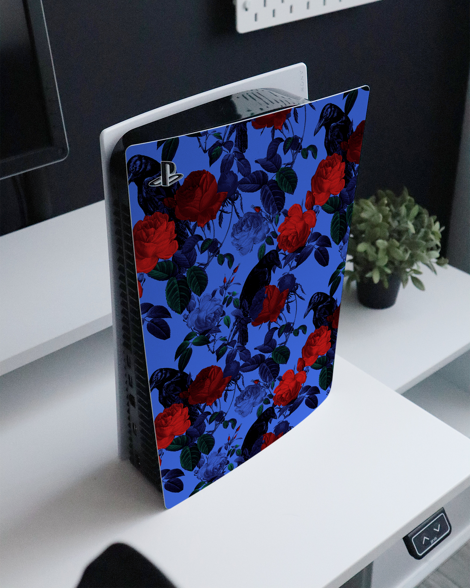 Roses And Ravens Konsolen Aufkleber für Sony PlayStation 5 Digital Edition auf einem Sideboard