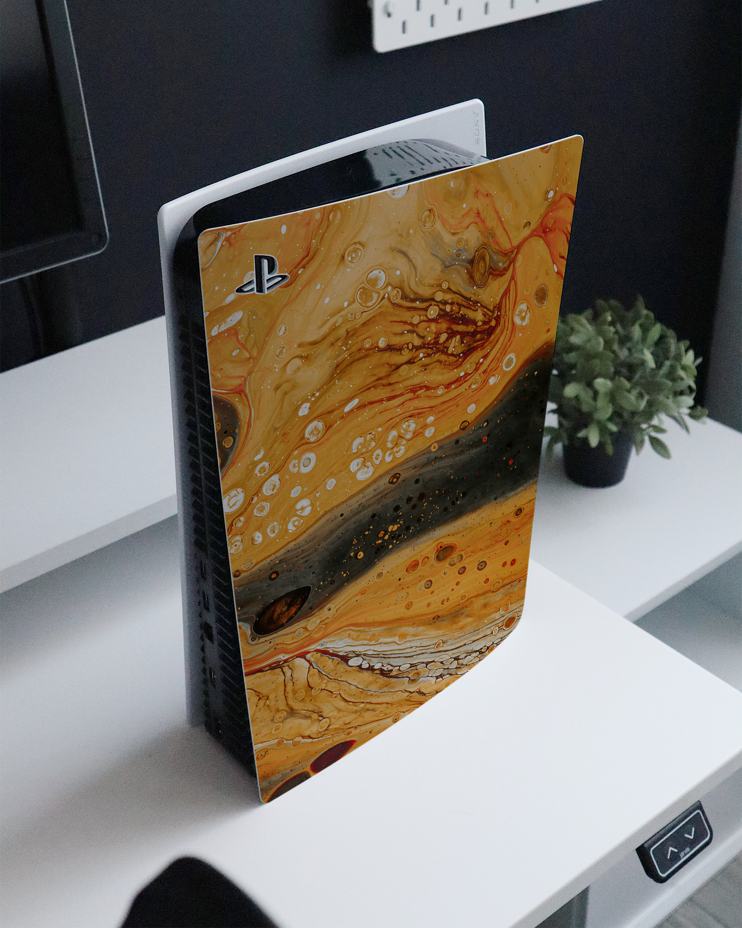 Jupiter Konsolen Aufkleber für Sony PlayStation 5 Digital Edition auf einem Sideboard