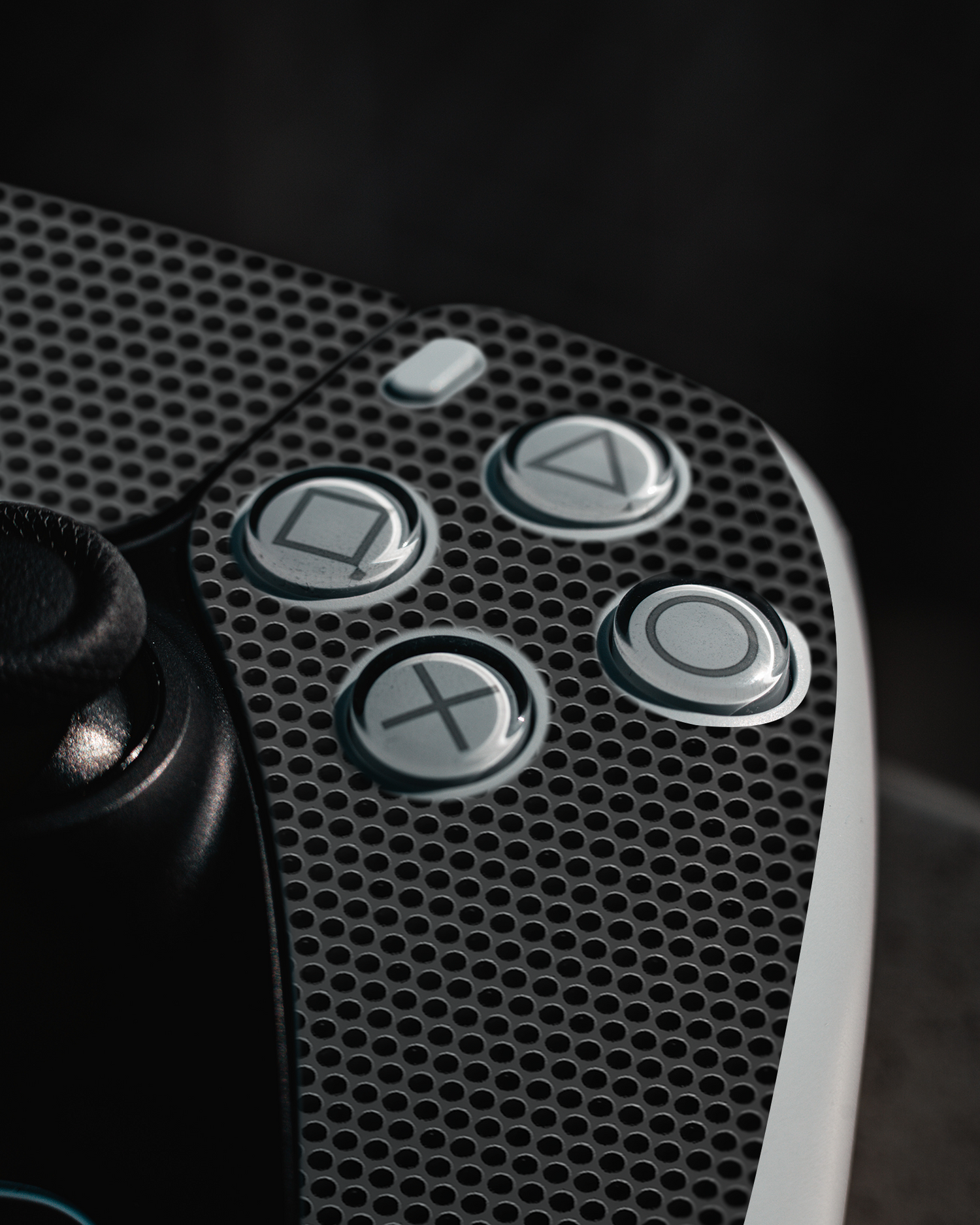 Carbon II Konsolen Aufkleber Sony PlayStation 5 DualSense Wireless Controller: Detailansicht