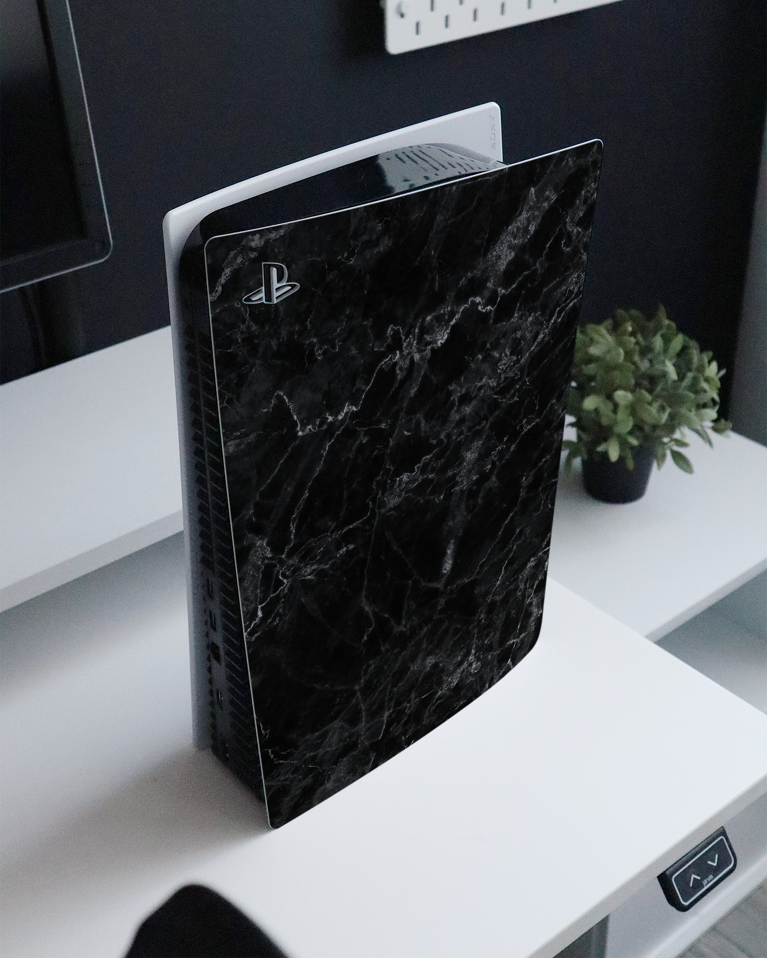Midnight Marble Konsolen Aufkleber für Sony PlayStation 5 auf einem Sideboard