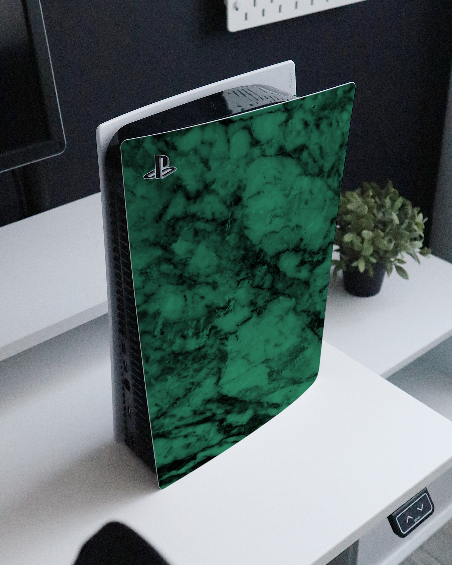 Green Marble Konsolen Aufkleber für Sony PlayStation 5 auf einem Sideboard