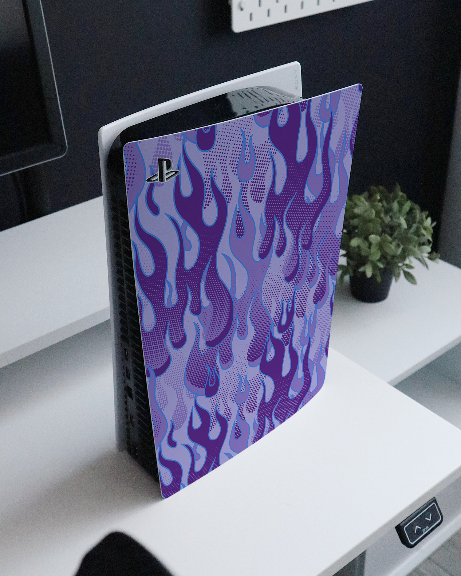 Purple Flames Konsolen Aufkleber für Sony PlayStation 5 auf einem Sideboard