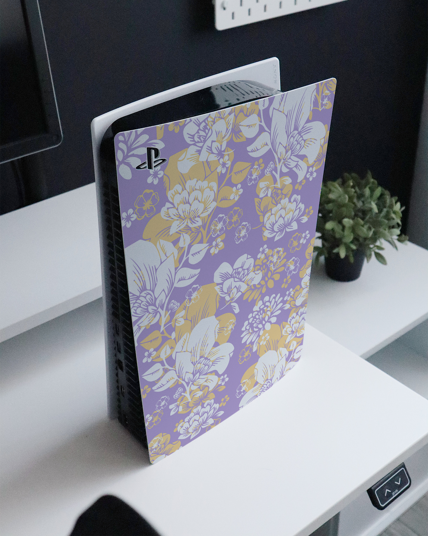 Lavender Floral Konsolen Aufkleber für Sony PlayStation 5 auf einem Sideboard