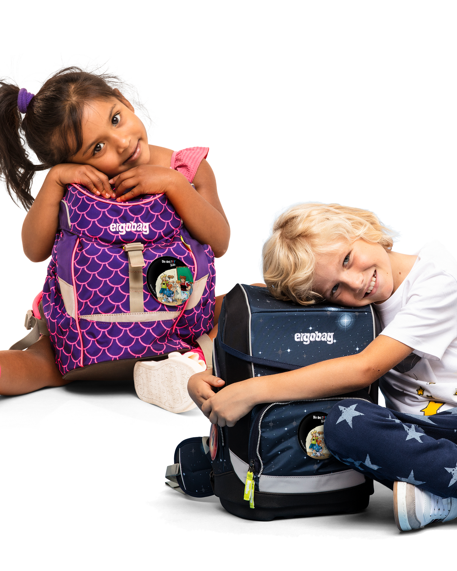 Die Drei Fragezeichen Klassenraum Klettie: Am Rucksack von Schulkindern