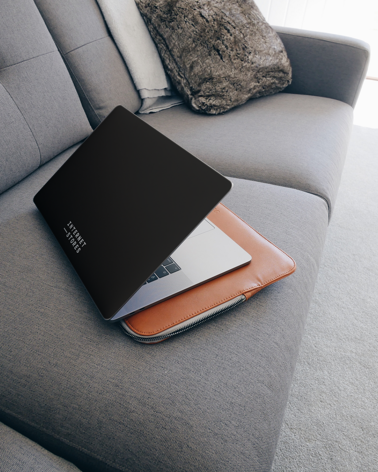 ISG Black Laptop Aufkleber für 15 Zoll Apple MacBooks auf dem Sofa