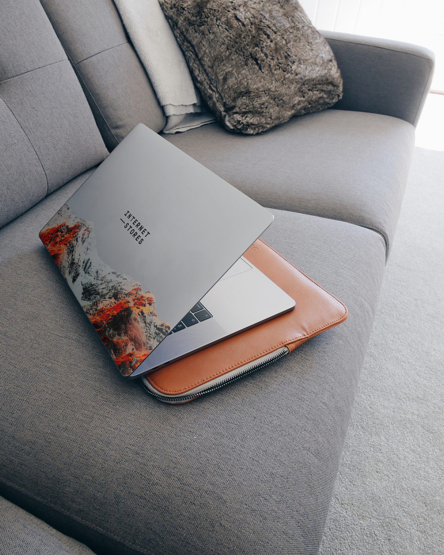 High Peak Laptop Aufkleber für 15 Zoll Apple MacBooks auf dem Sofa