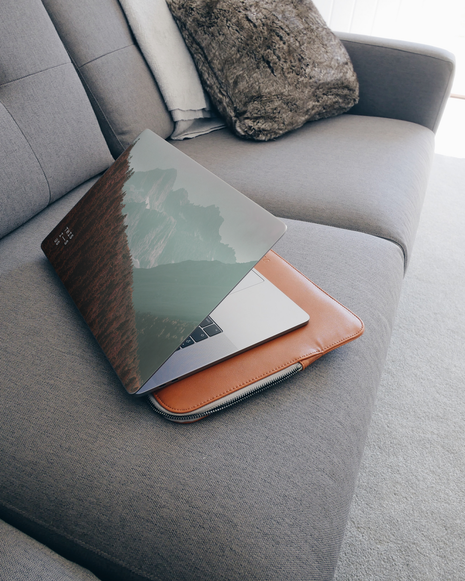 Into the Woods Laptop Aufkleber für 15 Zoll Apple MacBooks auf dem Sofa