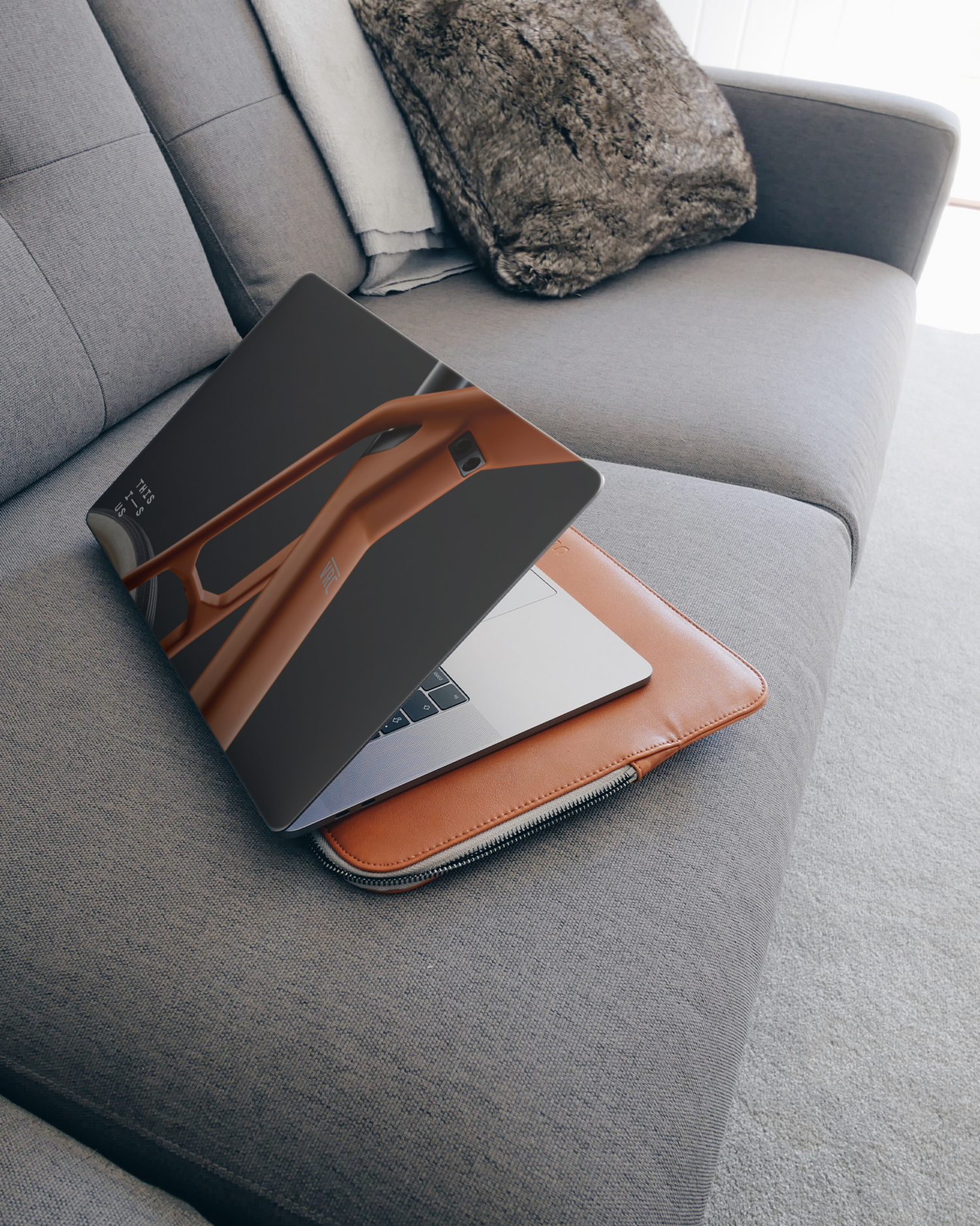 VRC Laptop Aufkleber für 15 Zoll Apple MacBooks auf dem Sofa
