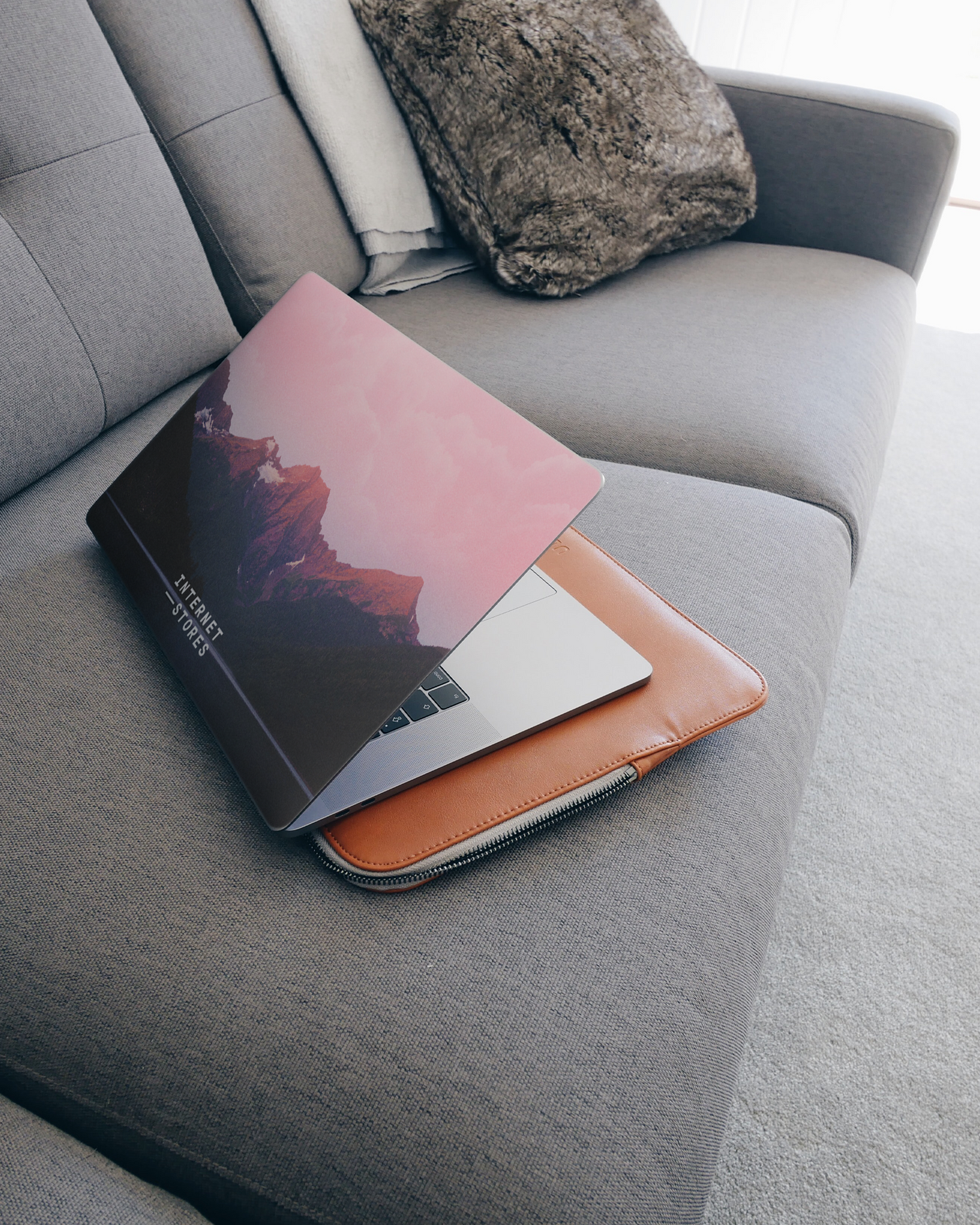 Lake Laptop Aufkleber für 15 Zoll Apple MacBooks auf dem Sofa