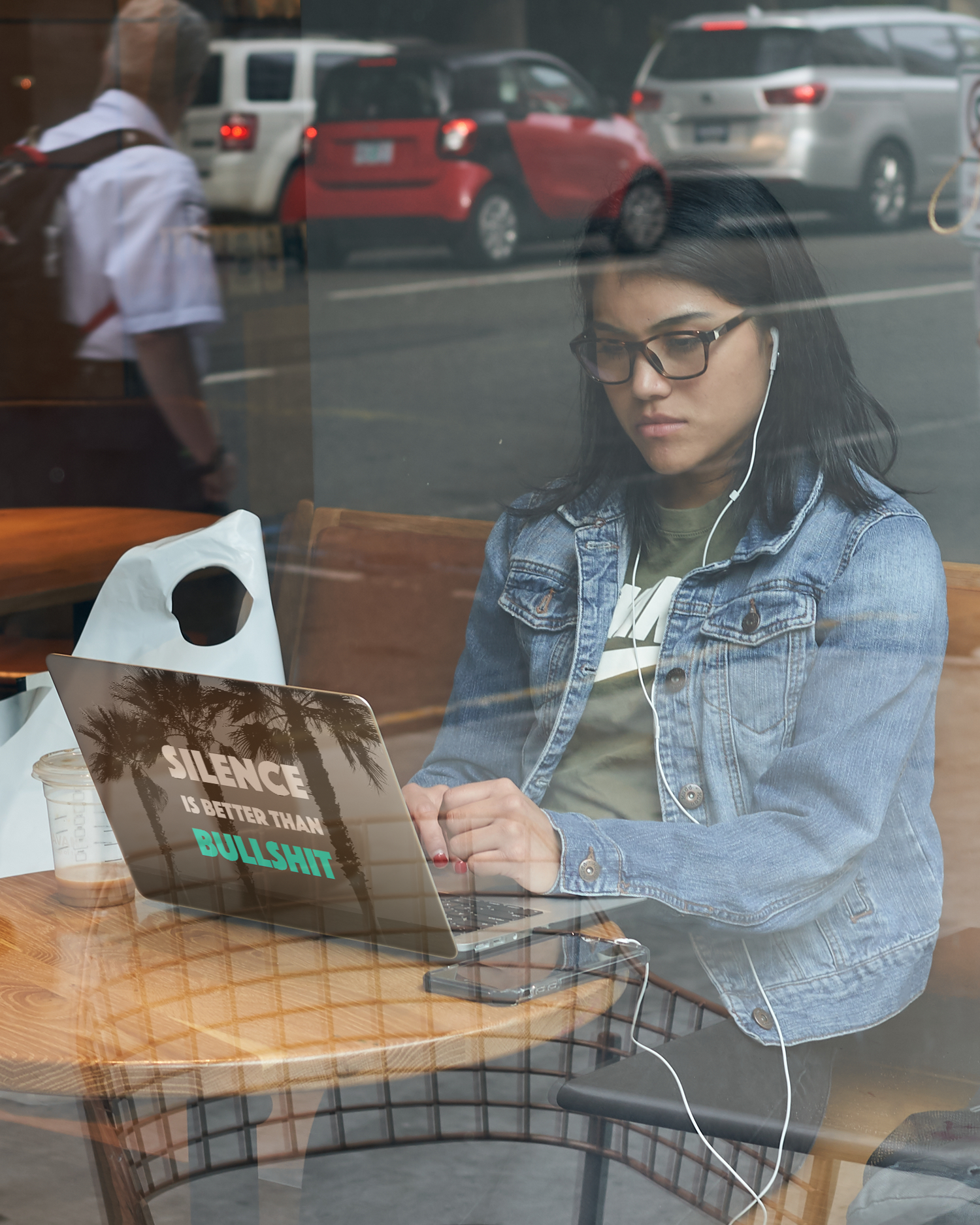 Silence Is Better Laptop Aufkleber für 15 Zoll Apple MacBooks bei der Arbeit