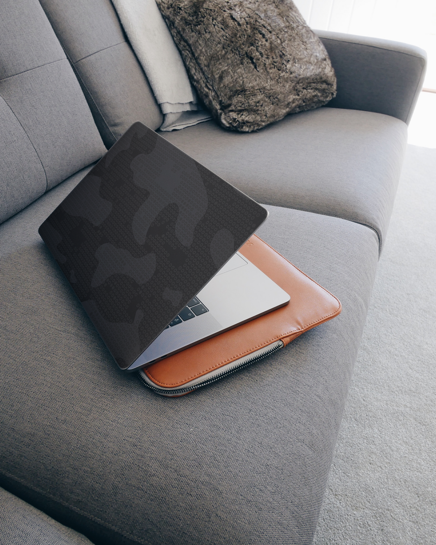Spec Ops Dark Laptop Aufkleber für 15 Zoll Apple MacBooks auf dem Sofa
