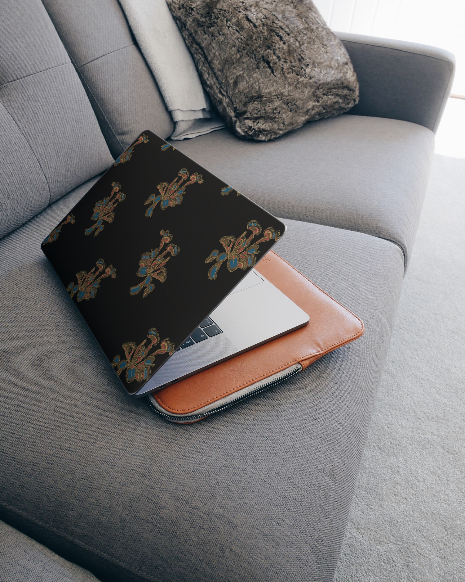 Venus Fly Trap Laptop Aufkleber für 15 Zoll Apple MacBooks auf dem Sofa