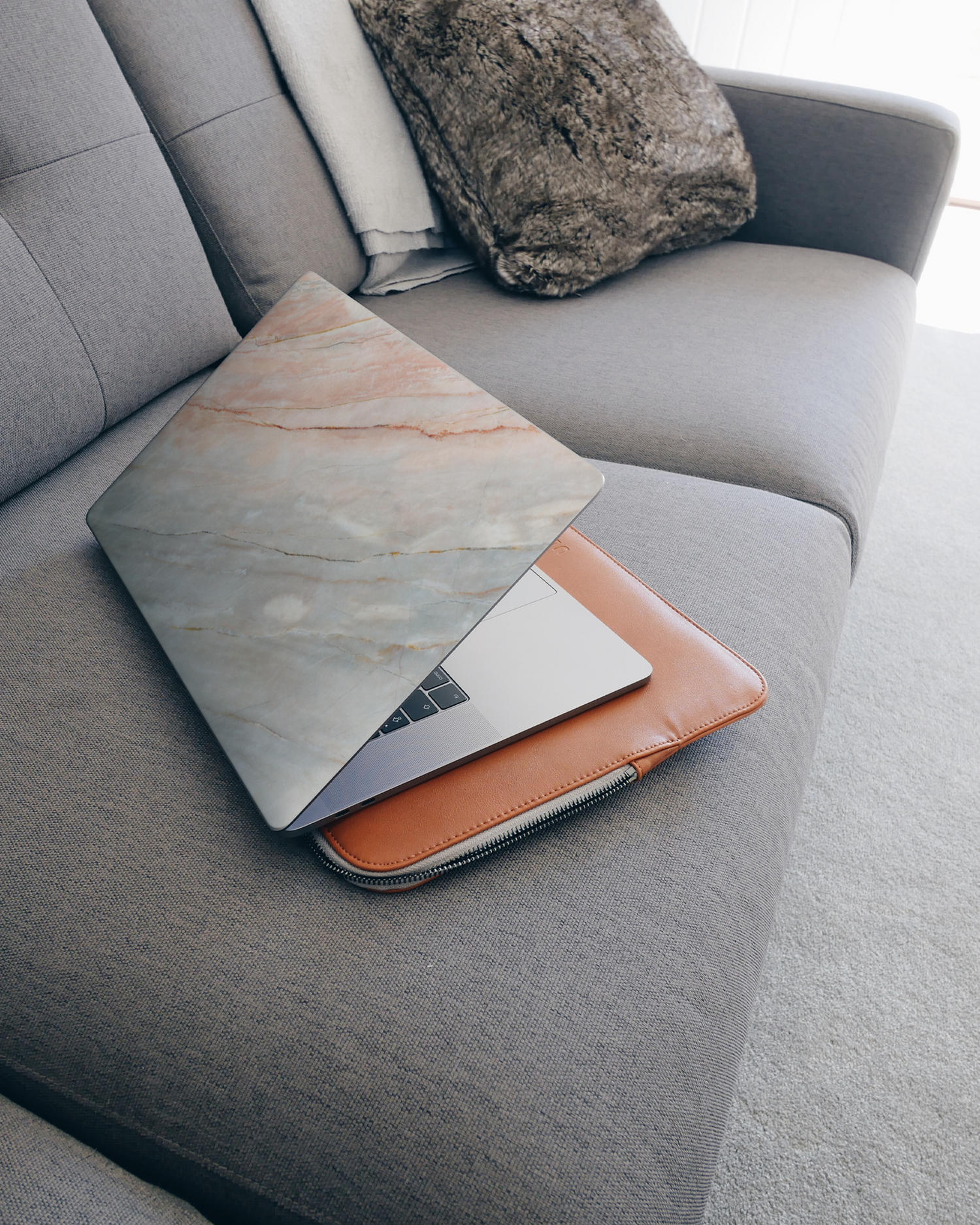 Mother of Pearl Marble Laptop Aufkleber für 15 Zoll Apple MacBooks auf dem Sofa