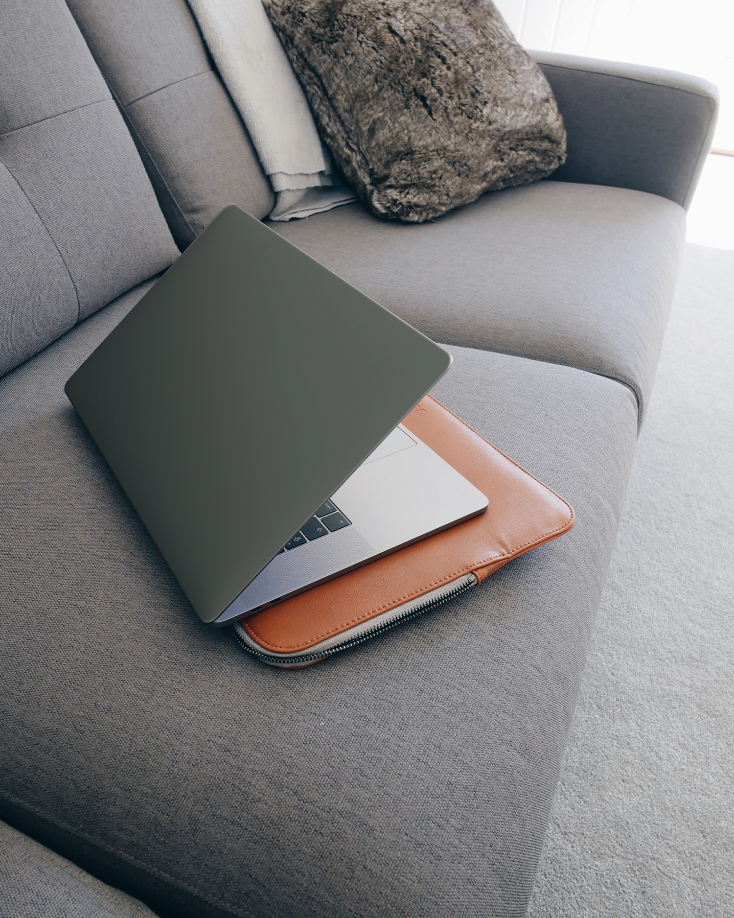 MIDNIGHT GREEN Laptop Aufkleber für 15 Zoll Apple MacBooks auf dem Sofa