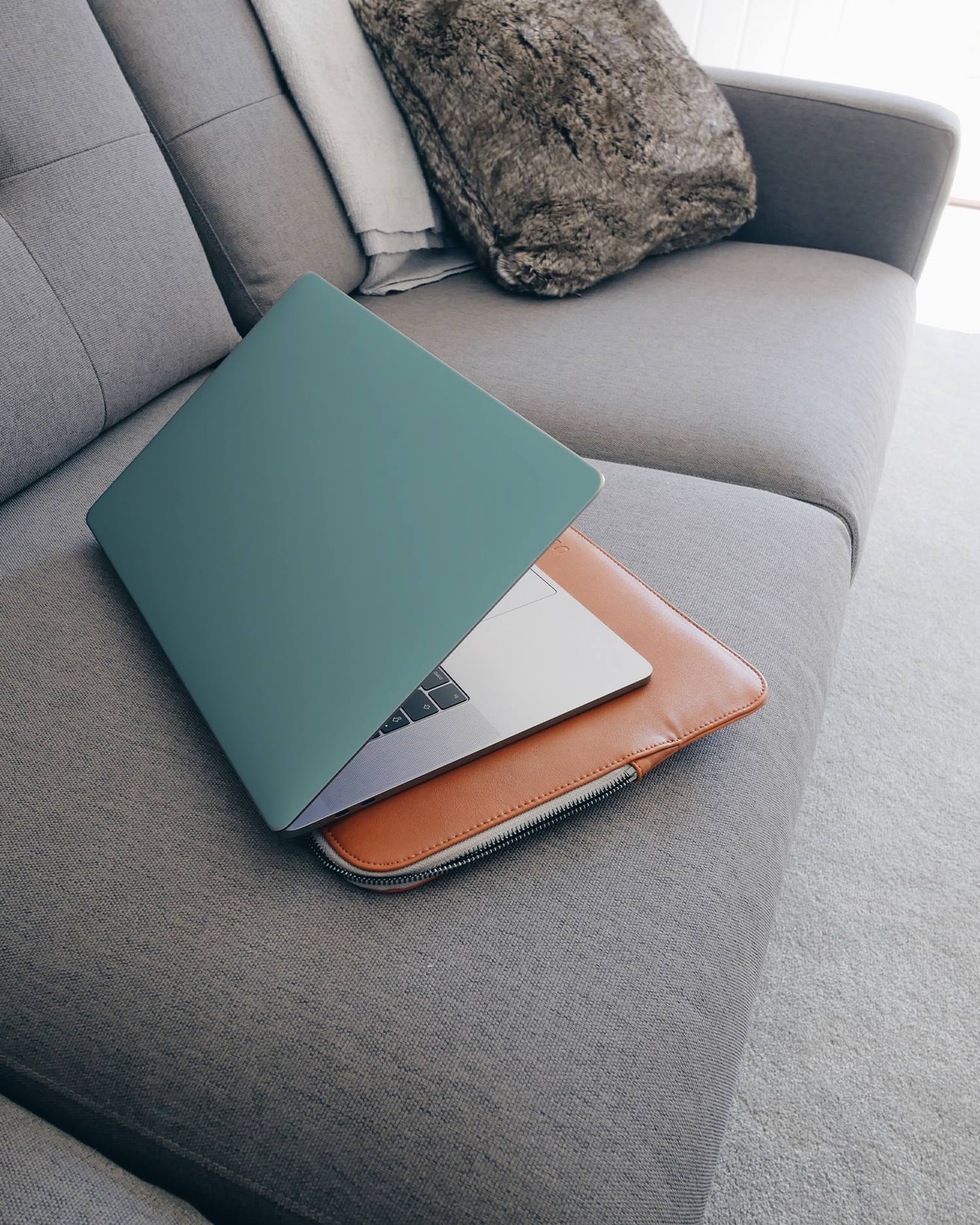 TURQUOISE Laptop Aufkleber für 15 Zoll Apple MacBooks auf dem Sofa