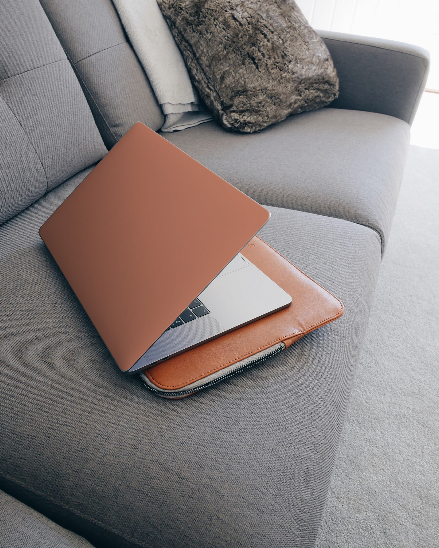 DUSTY CLAY Laptop Aufkleber für 15 Zoll Apple MacBooks auf dem Sofa