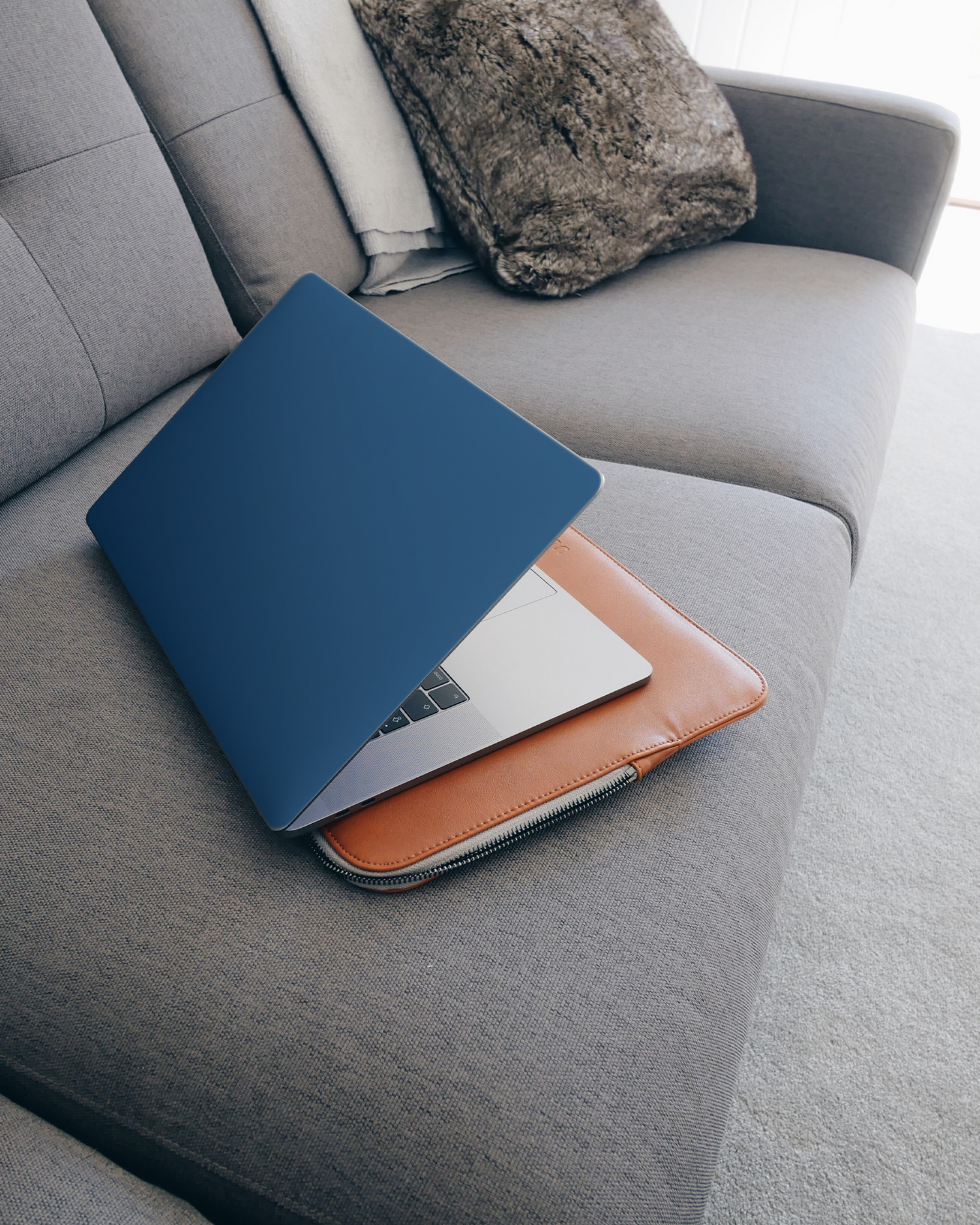 CLASSIC BLUE Laptop Aufkleber für 15 Zoll Apple MacBooks auf dem Sofa