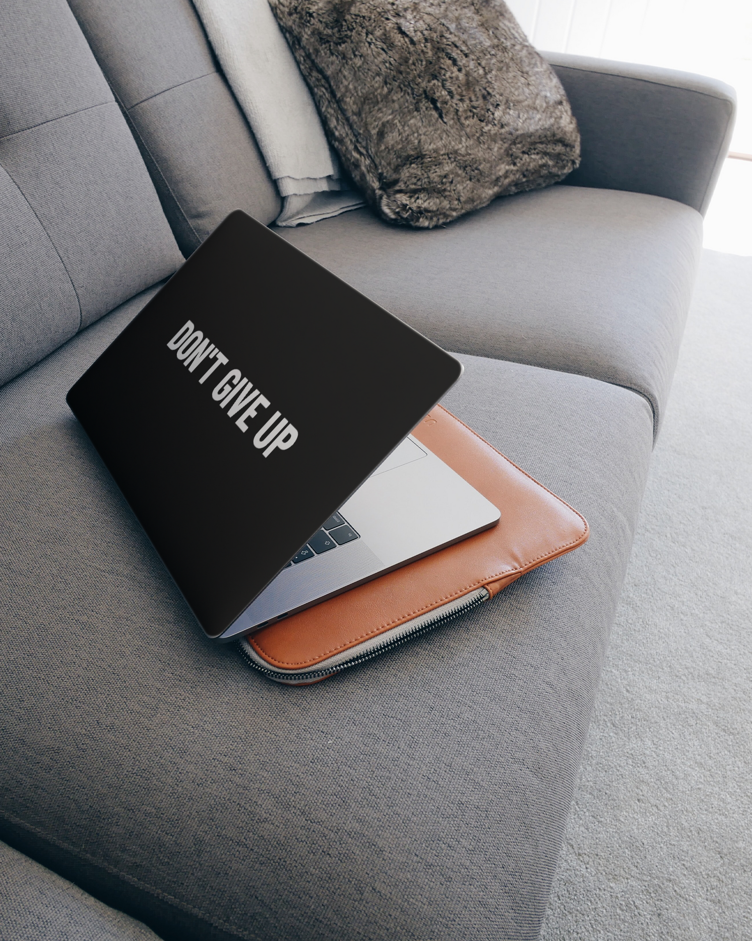 Dont Give Up Laptop Aufkleber für 15 Zoll Apple MacBooks auf dem Sofa