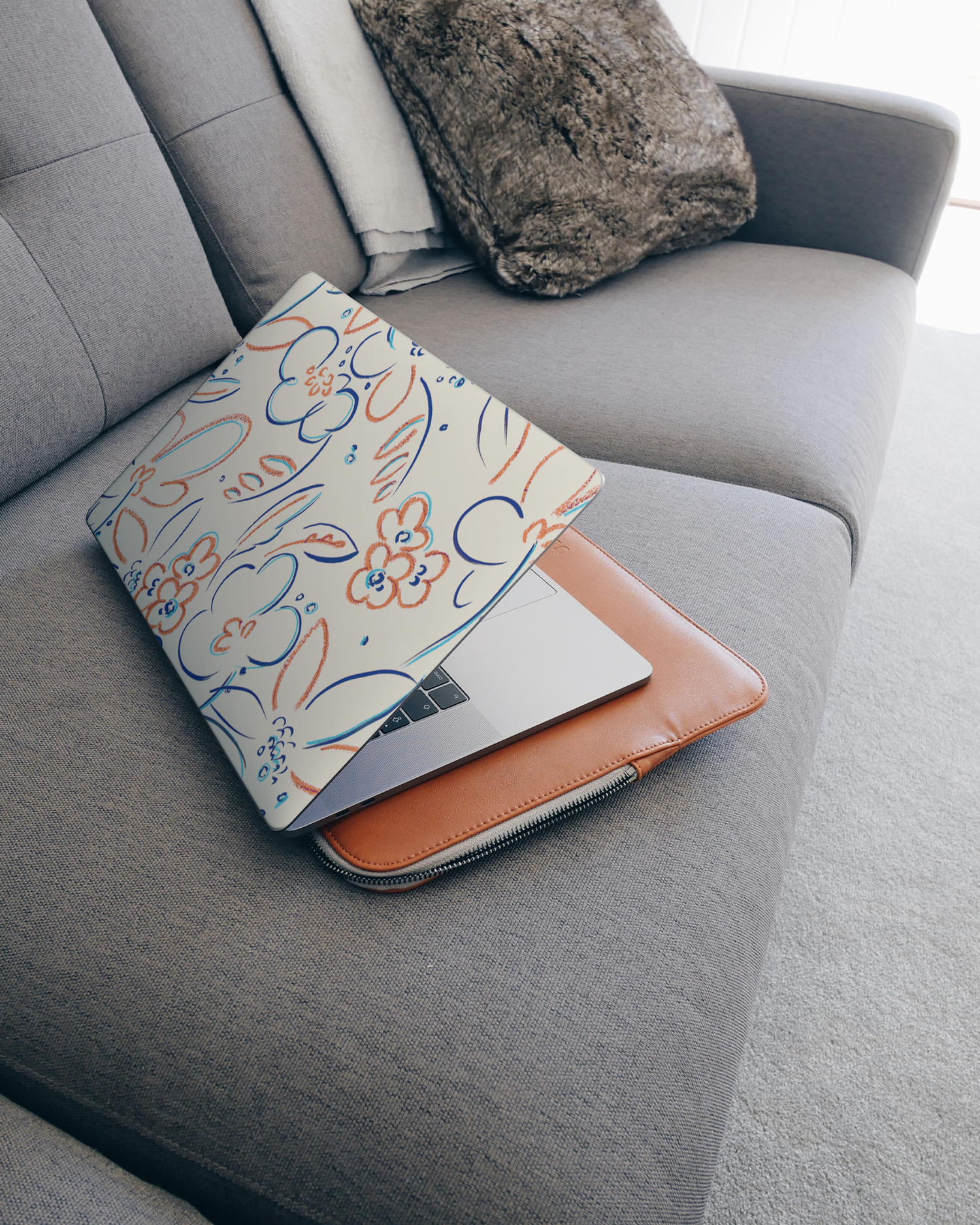 Bloom Doodles Laptop Aufkleber für 15 Zoll Apple MacBooks auf dem Sofa