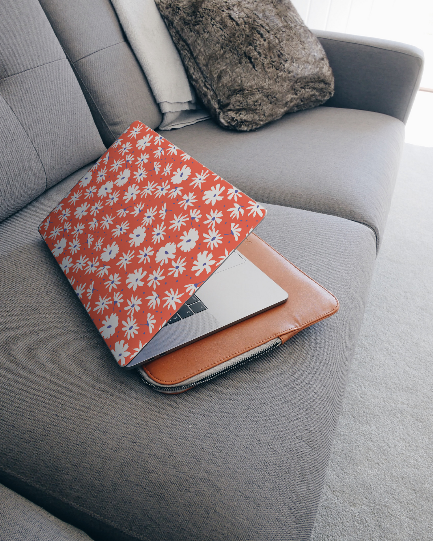 Retro Daisy Laptop Aufkleber für 15 Zoll Apple MacBooks auf dem Sofa