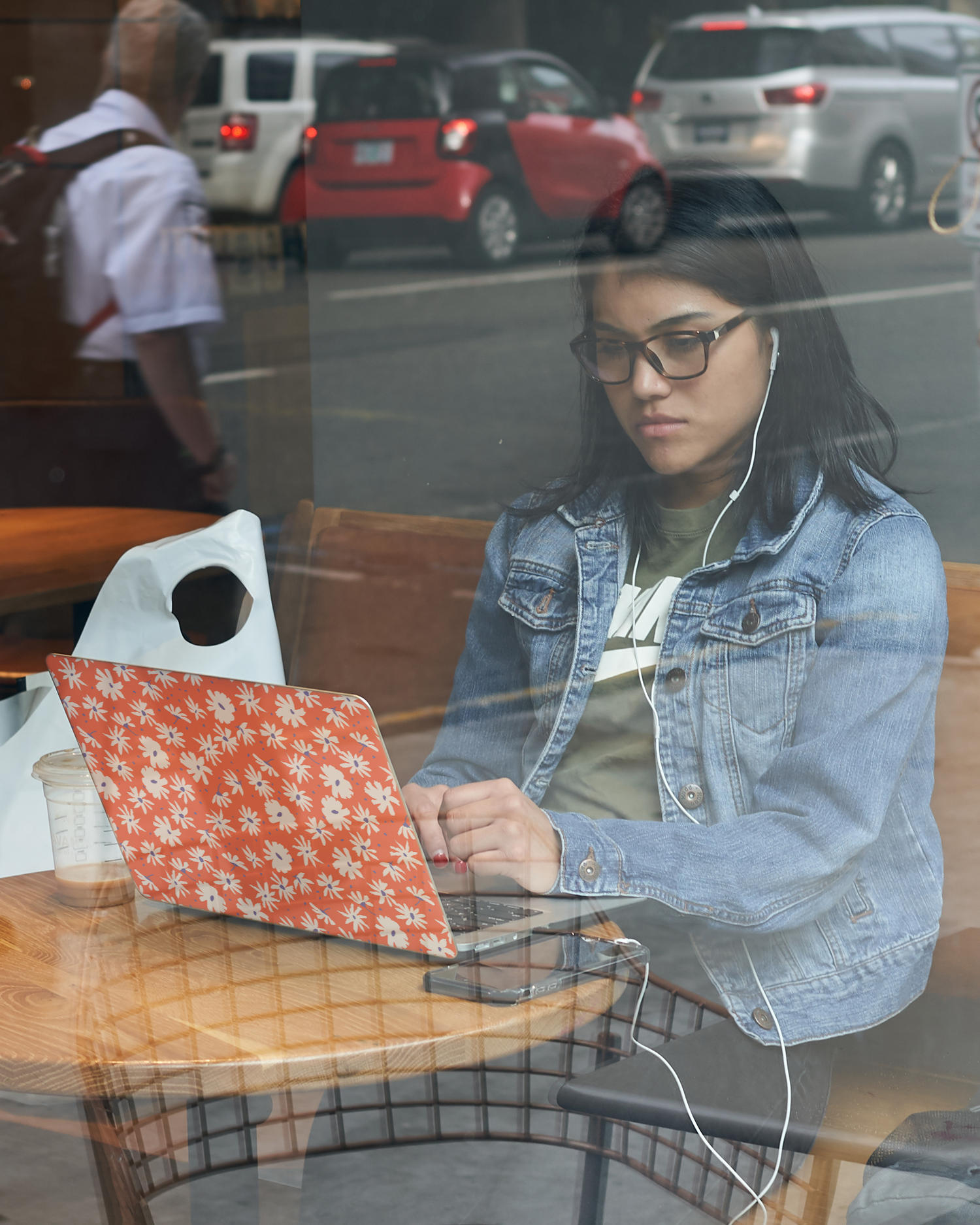 Retro Daisy Laptop Aufkleber für 15 Zoll Apple MacBooks bei der Arbeit