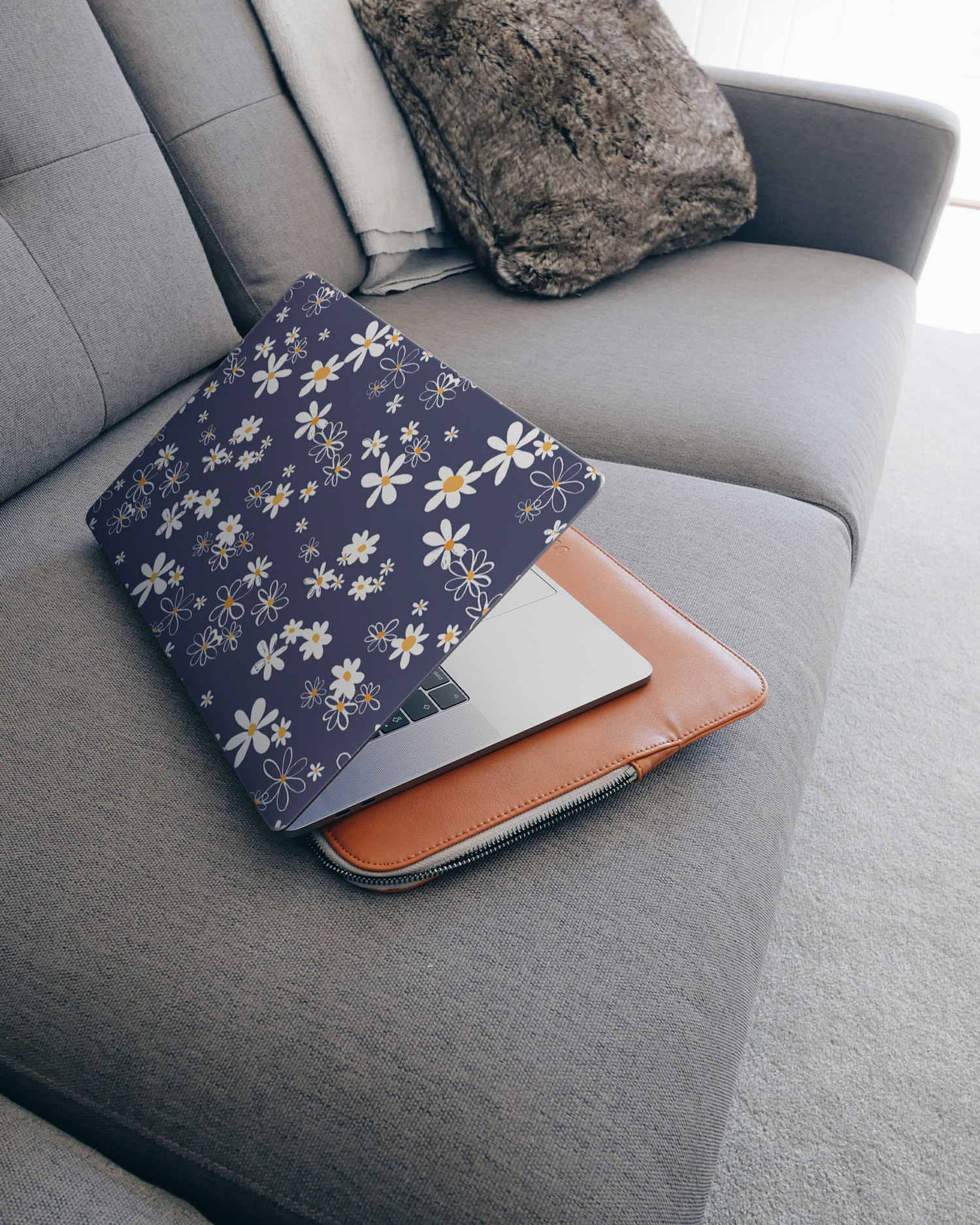 Navy Daisies Laptop Aufkleber für 15 Zoll Apple MacBooks auf dem Sofa