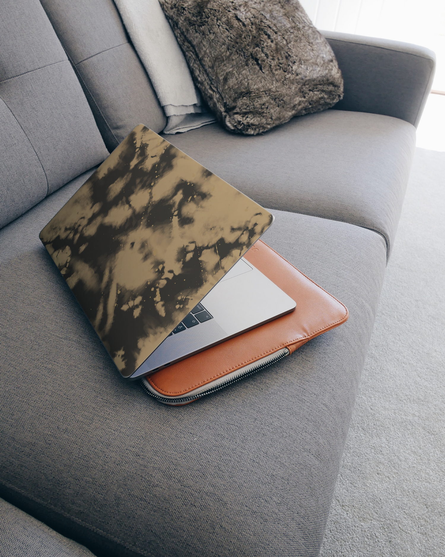 Bleached Laptop Aufkleber für 15 Zoll Apple MacBooks auf dem Sofa
