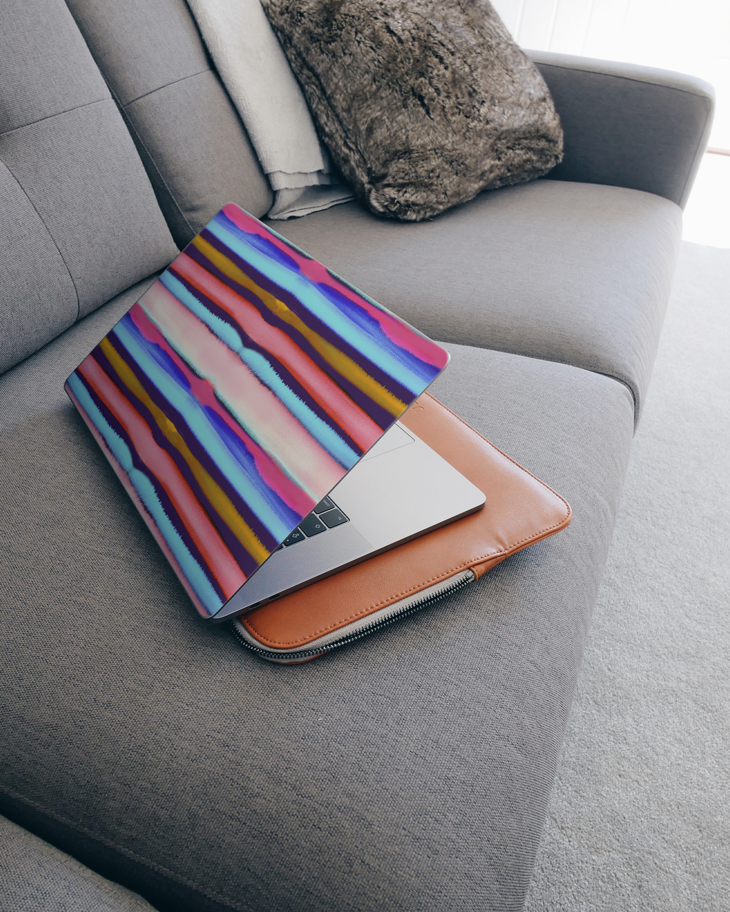 Watercolor Stripes Laptop Aufkleber für 15 Zoll Apple MacBooks auf dem Sofa