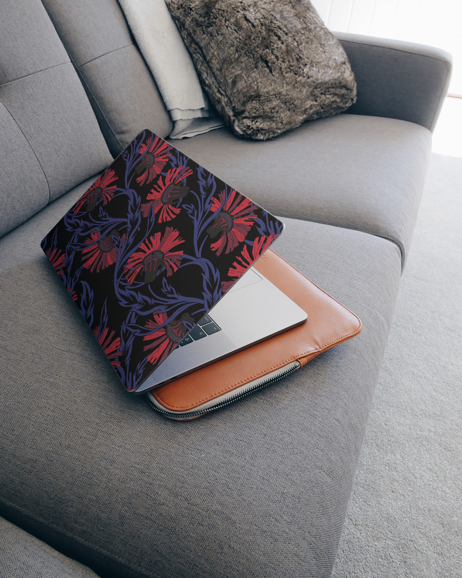 Midnight Floral Laptop Aufkleber für 15 Zoll Apple MacBooks auf dem Sofa