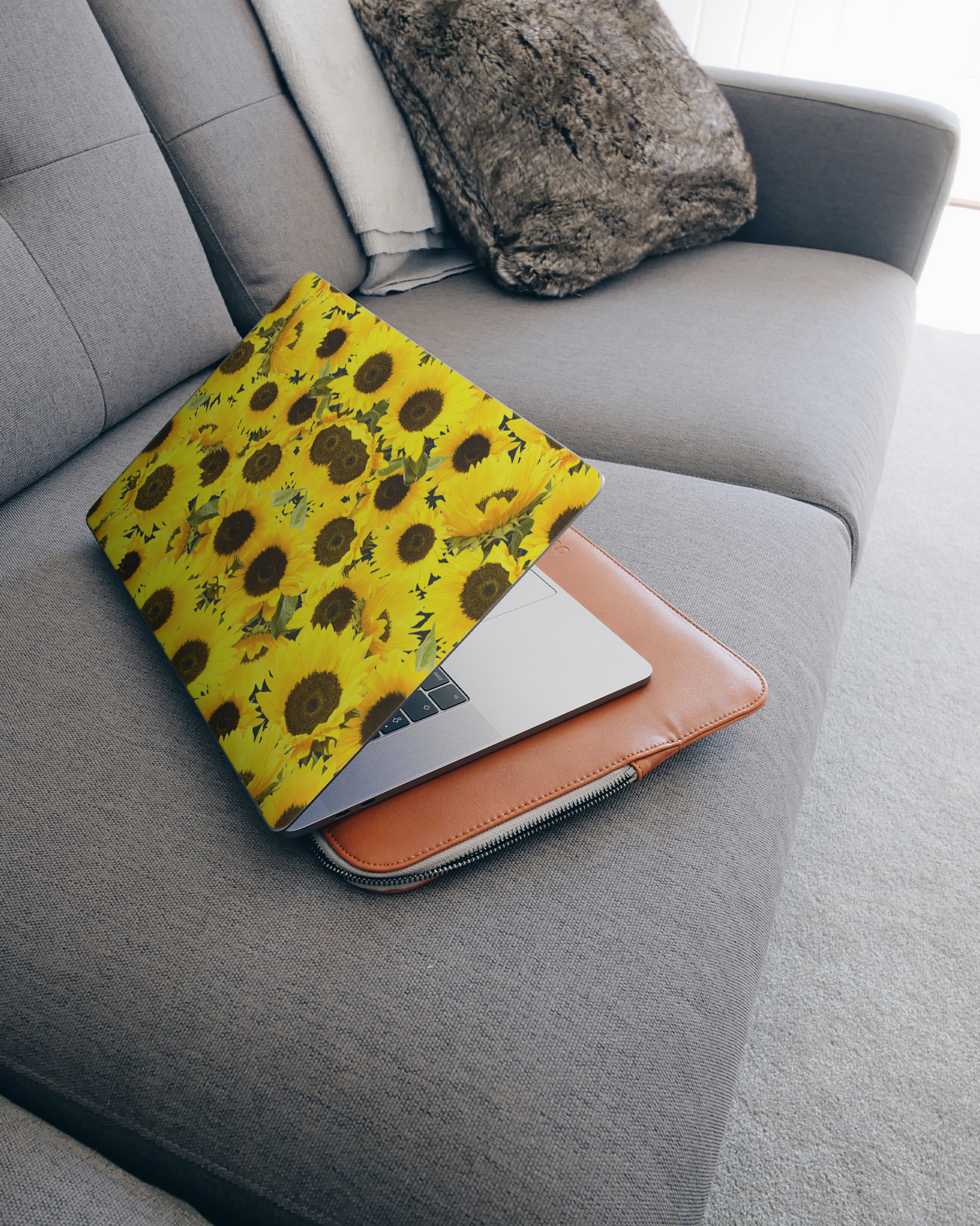 Sunflowers Laptop Aufkleber für 15 Zoll Apple MacBooks auf dem Sofa