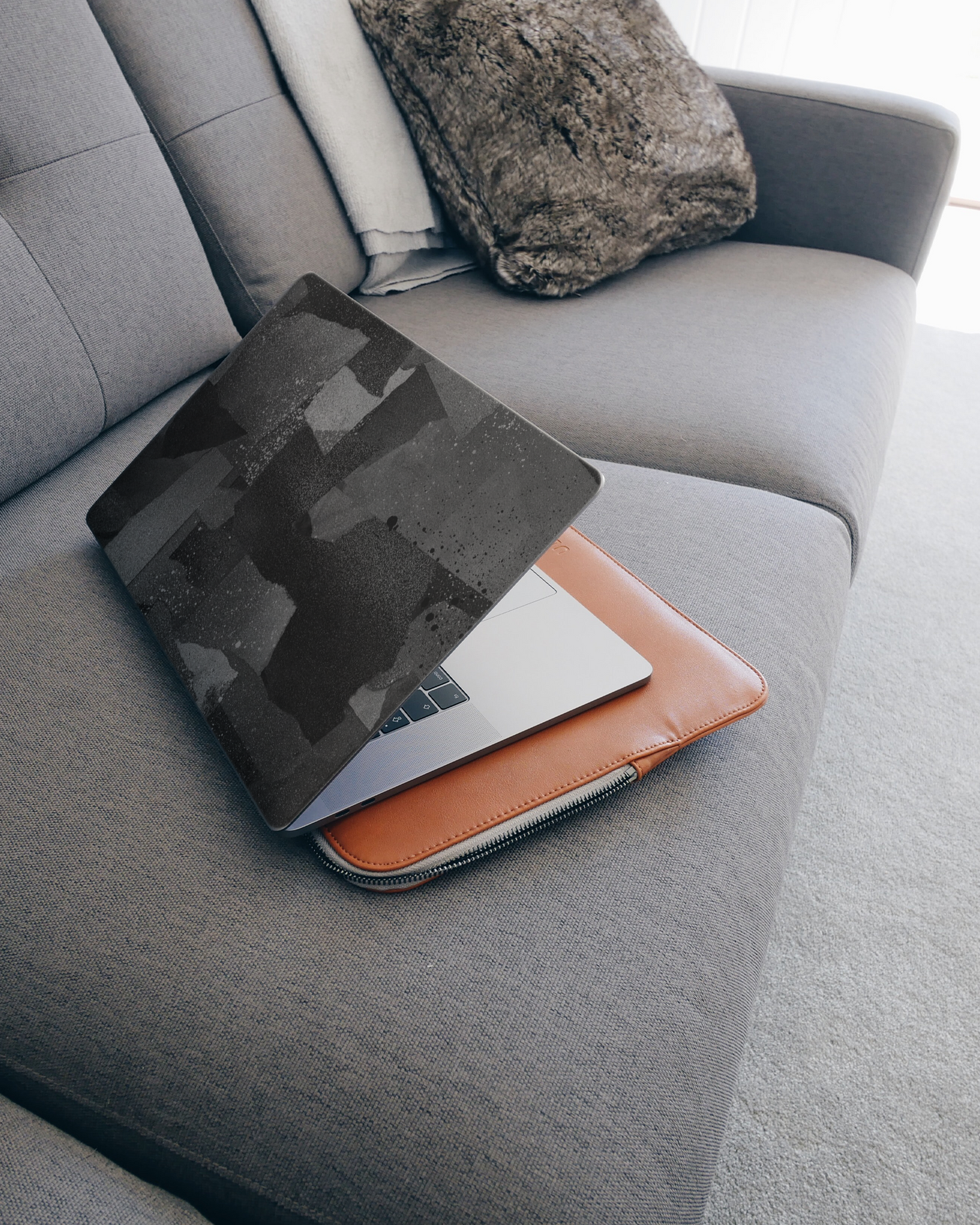 Torn Paper Collage Laptop Aufkleber für 15 Zoll Apple MacBooks auf dem Sofa