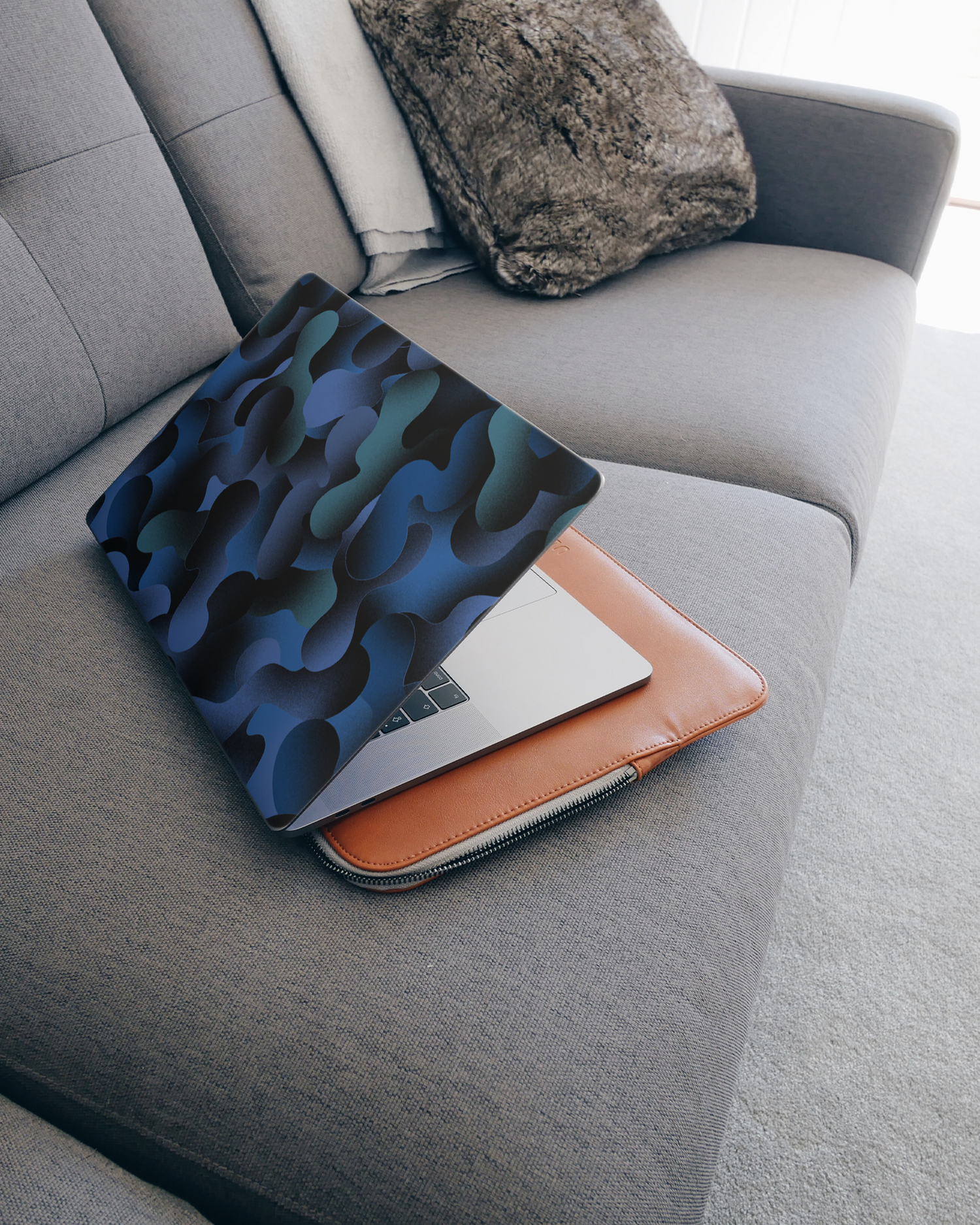 Night Moves Laptop Aufkleber für 15 Zoll Apple MacBooks auf dem Sofa