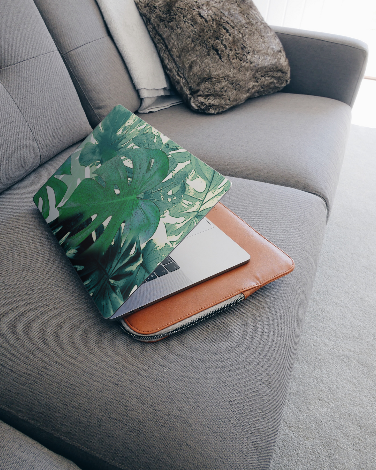 Saturated Plants Laptop Aufkleber für 15 Zoll Apple MacBooks auf dem Sofa