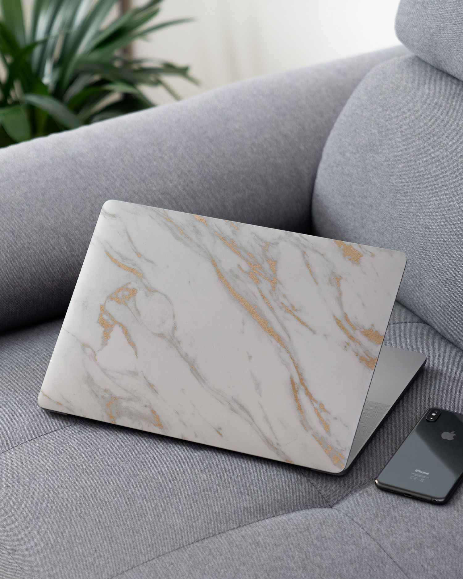 Gold Marble Elegance Laptop Aufkleber für 13 Zoll Apple MacBooks auf dem Sofa