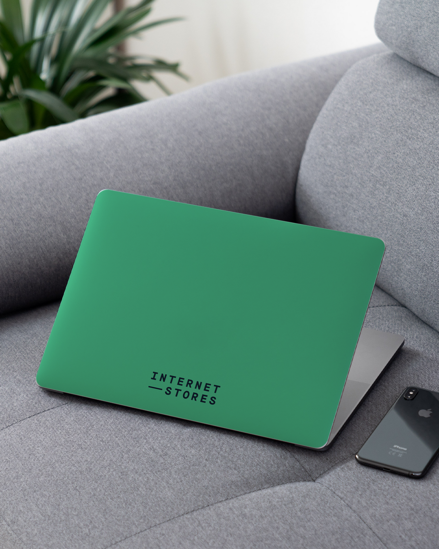 ISG Neon Green Laptop Aufkleber für 13 Zoll Apple MacBooks auf dem Sofa