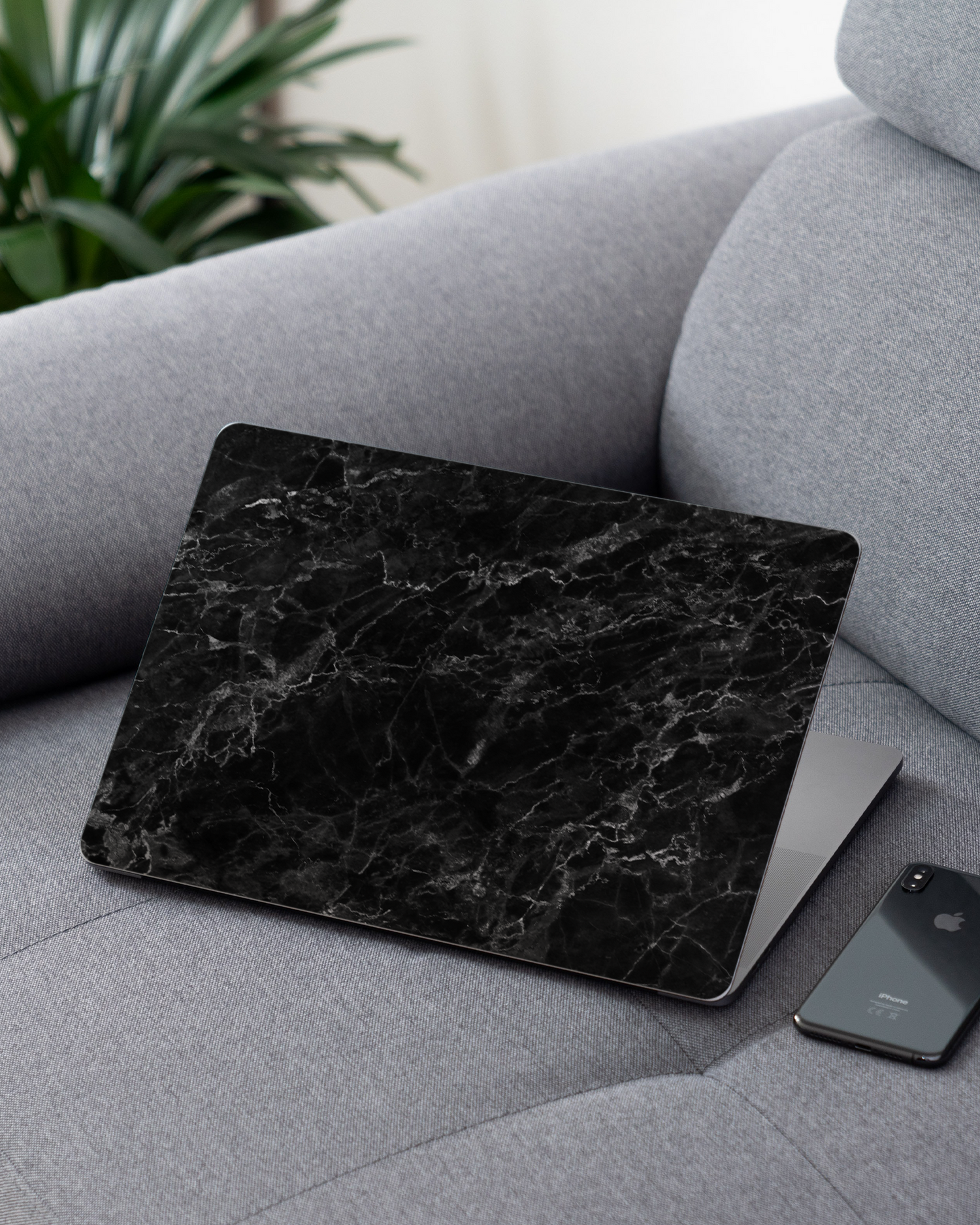 Midnight Marble Laptop Aufkleber für 13 Zoll Apple MacBooks auf dem Sofa