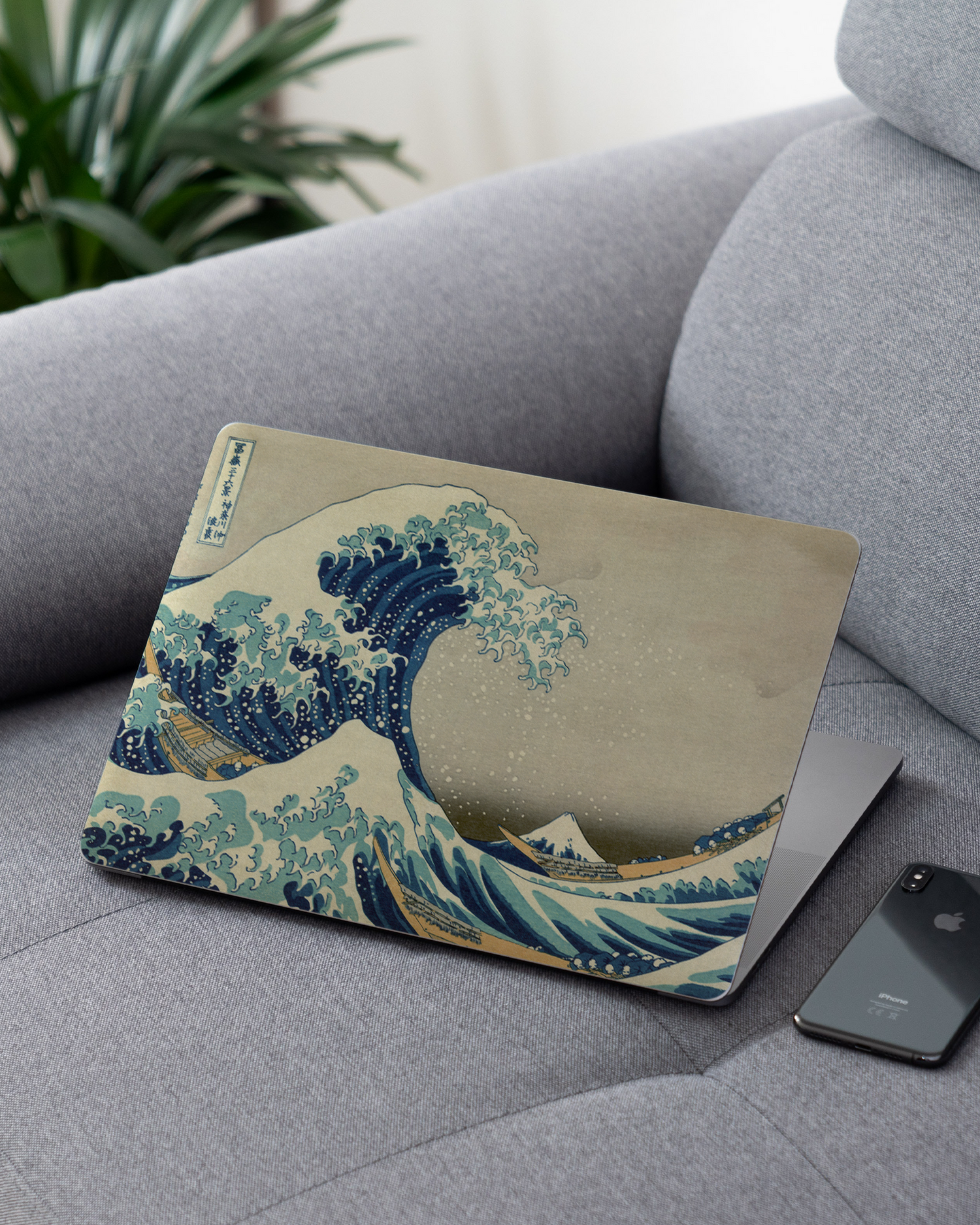Great Wave Off Kanagawa By Hokusai Laptop Aufkleber für 13 Zoll Apple MacBooks auf dem Sofa