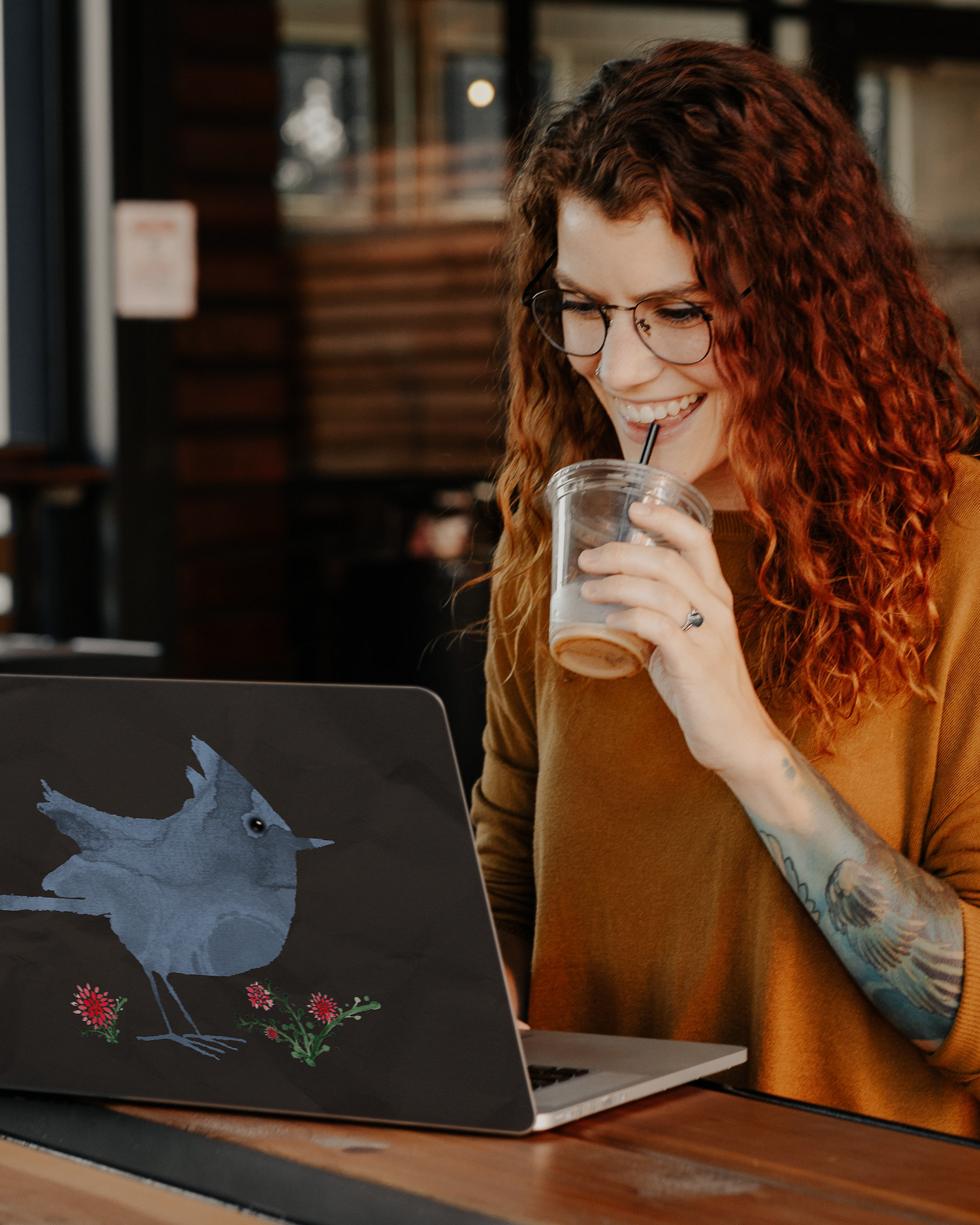 Watercolour Bird Black Laptop Aufkleber für 13 Zoll Apple MacBooks im Café