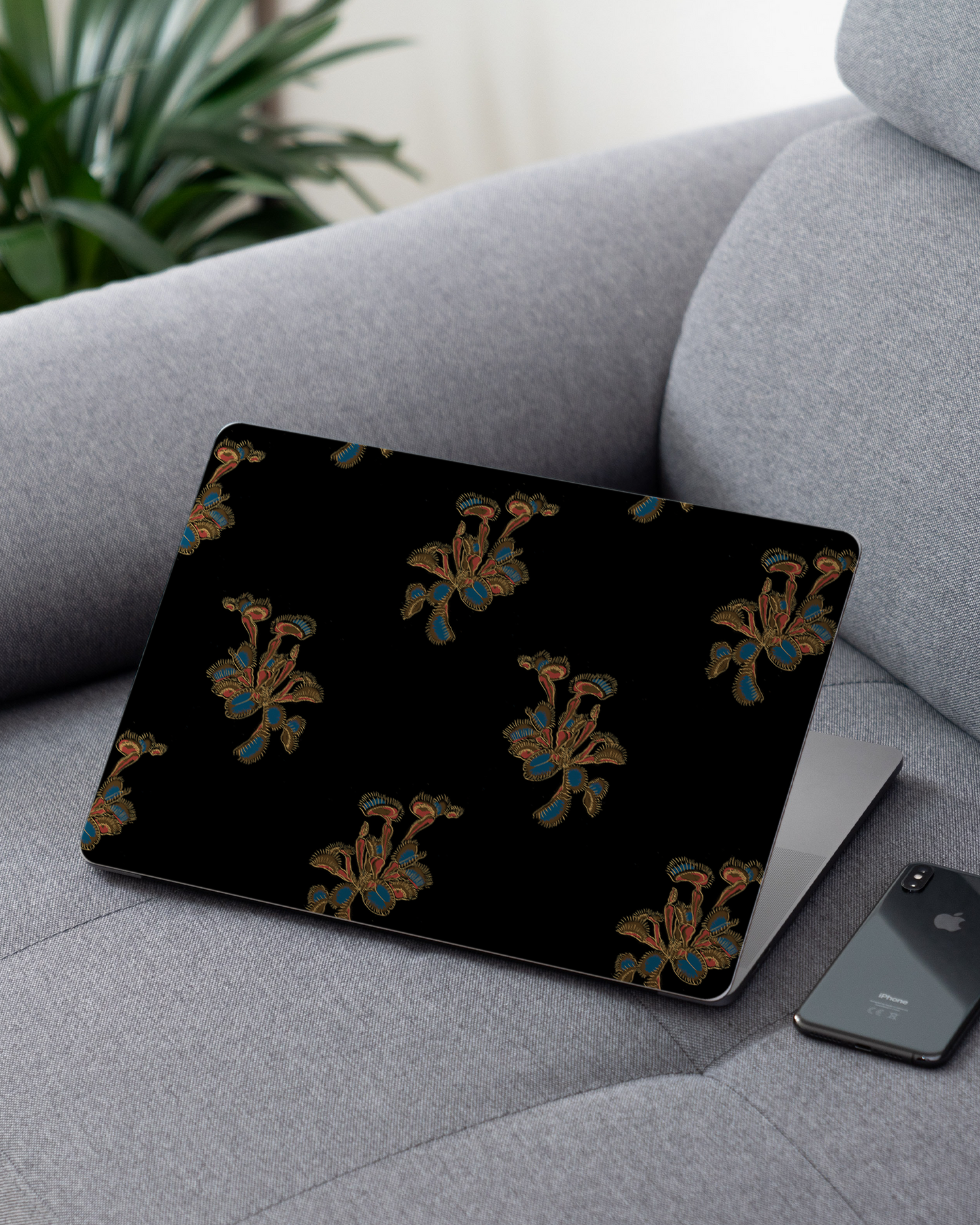 Venus Fly Trap Laptop Aufkleber für 13 Zoll Apple MacBooks auf dem Sofa
