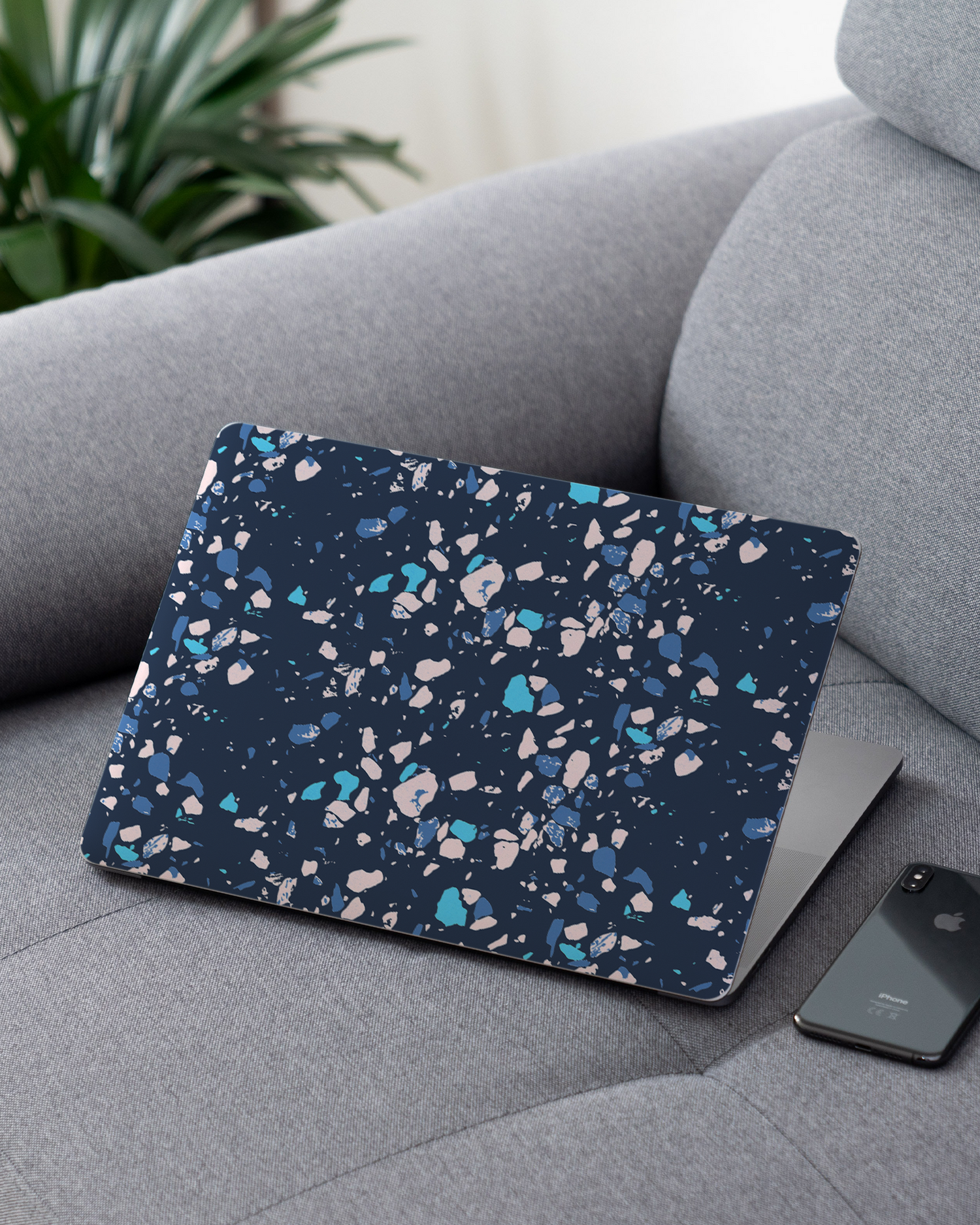 Speckled Marble Laptop Aufkleber für 13 Zoll Apple MacBooks auf dem Sofa