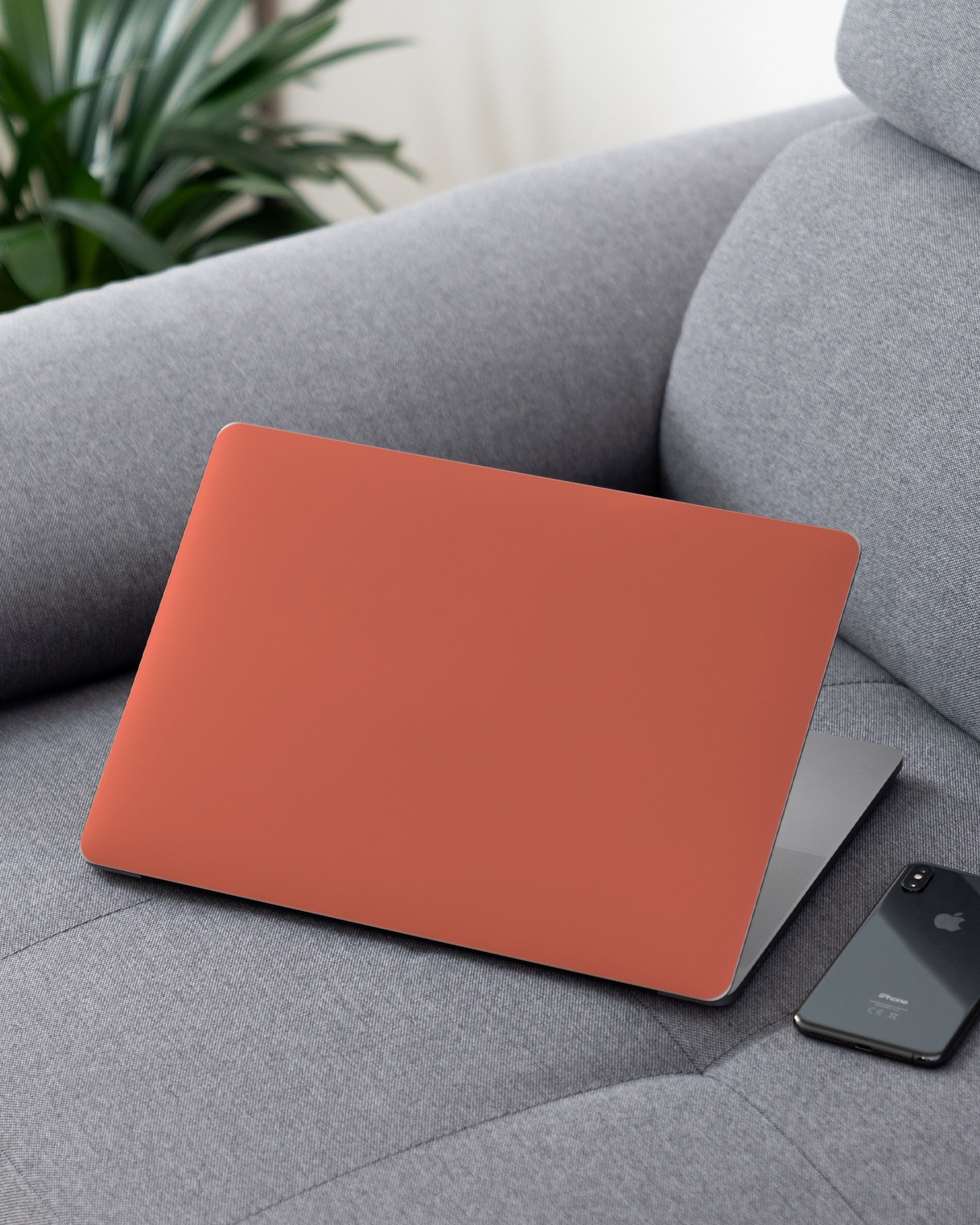 DEEP CORAL Laptop Aufkleber für 13 Zoll Apple MacBooks auf dem Sofa