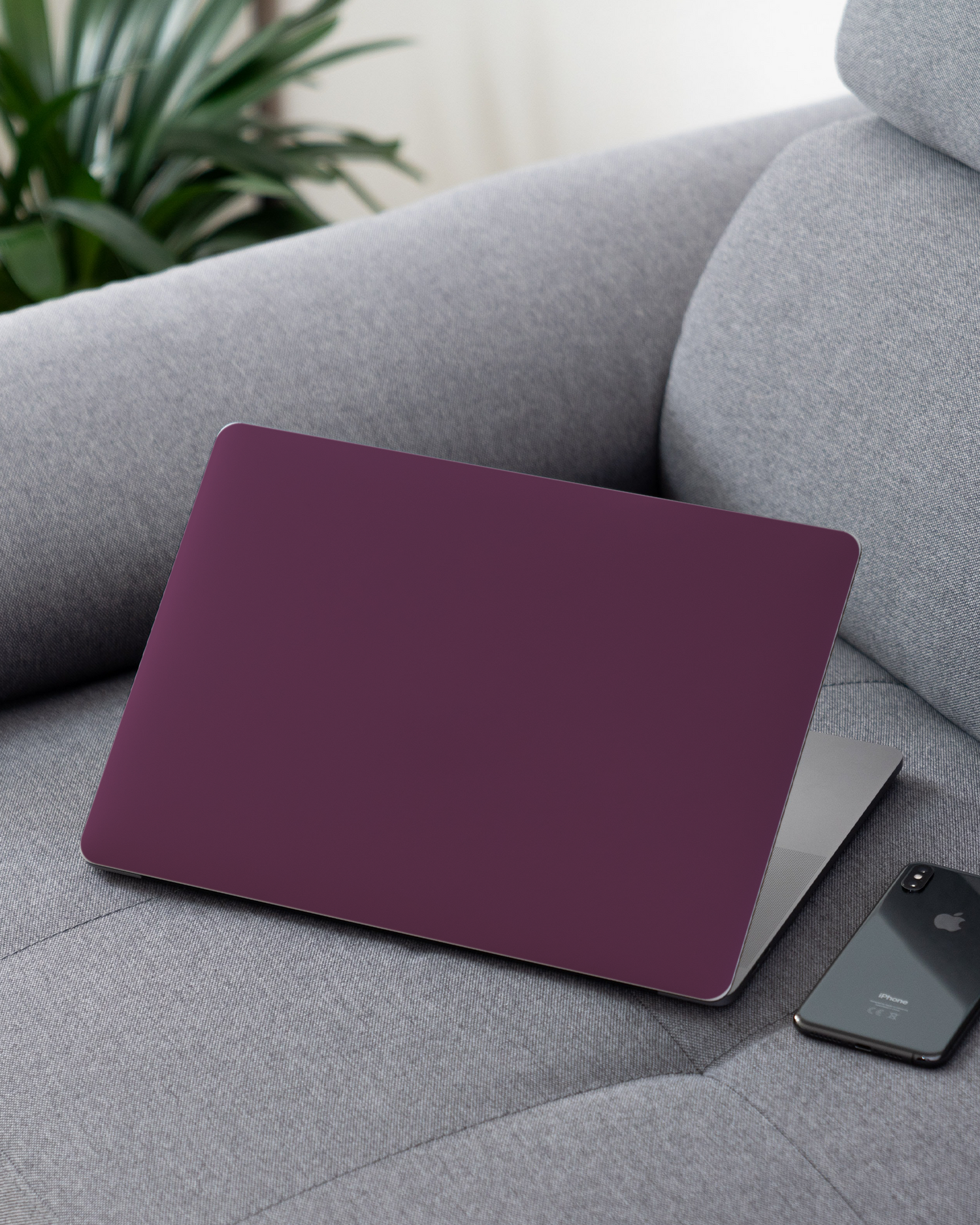 PLUM Laptop Aufkleber für 13 Zoll Apple MacBooks auf dem Sofa